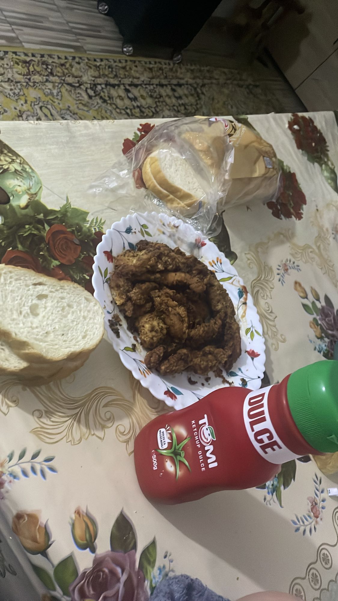 Pui prăjit cu pâine și ketchup