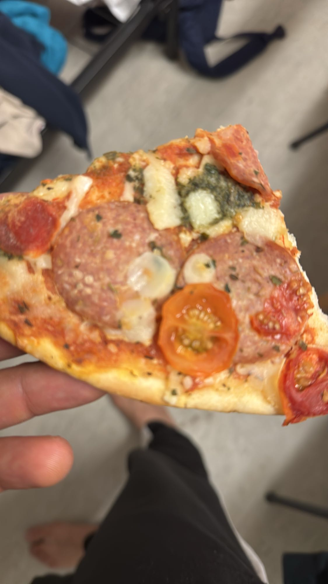 Pizza slice met salami