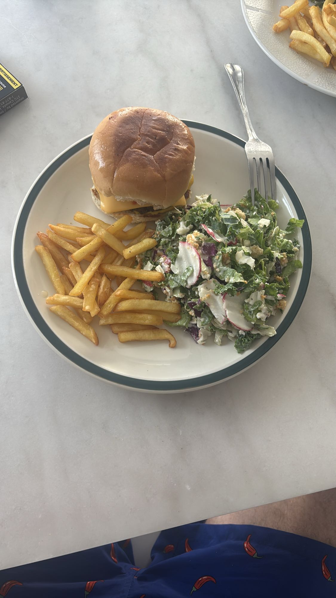 Burger, frites et salade