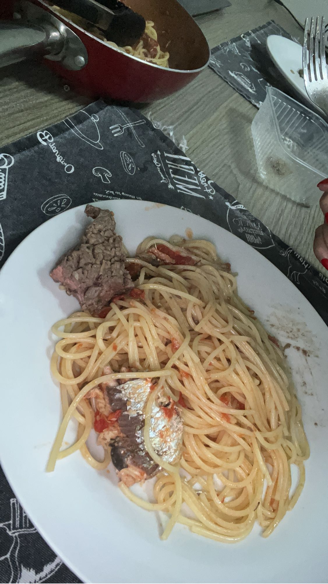 Espaguete com carne e sardinha