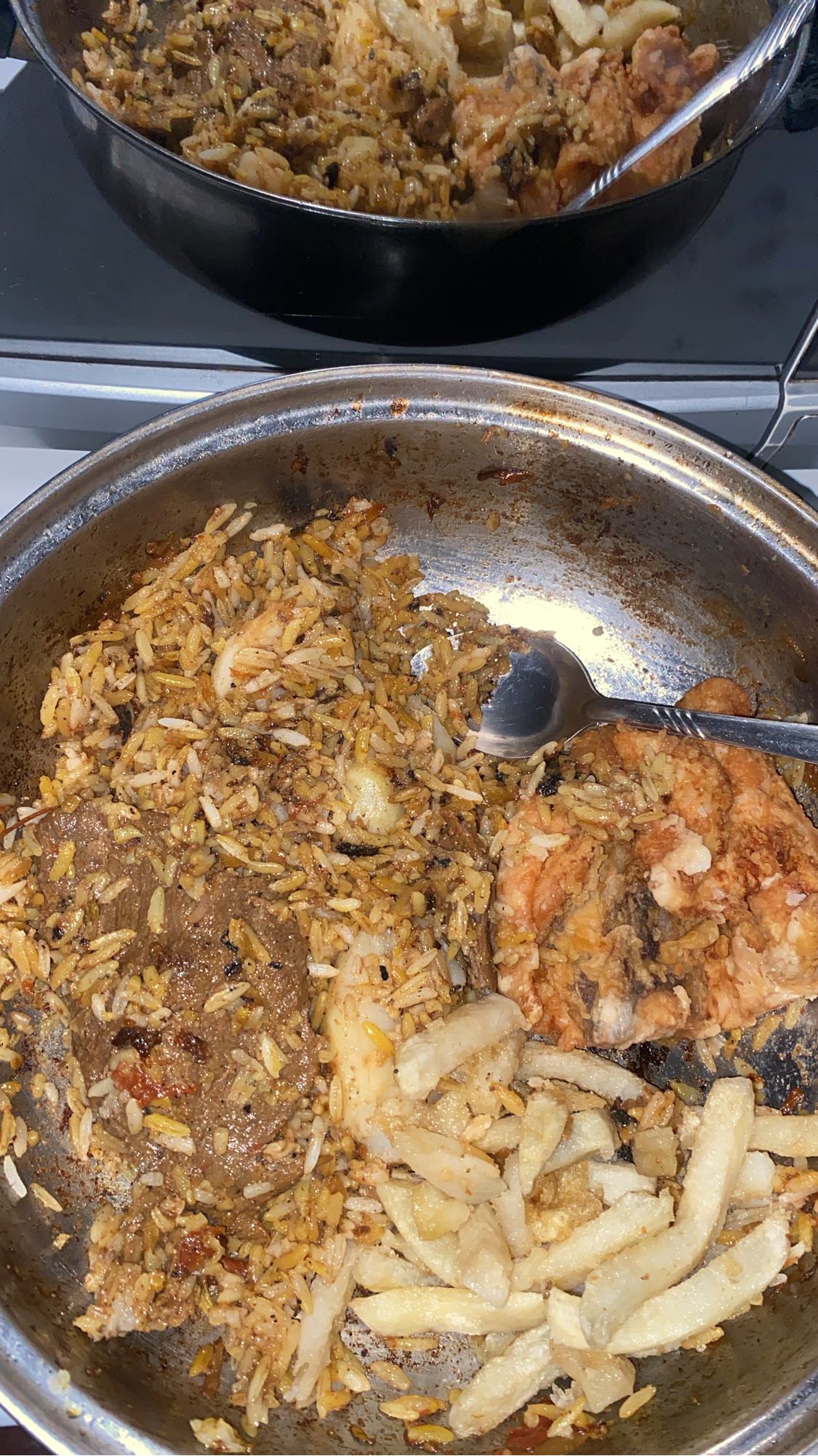arroz con carne y papas fritas
