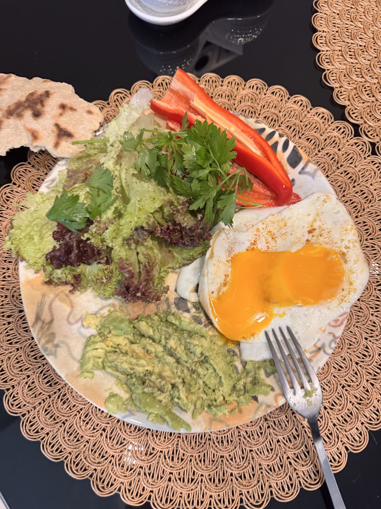 Яйцо с овощами и авокадо