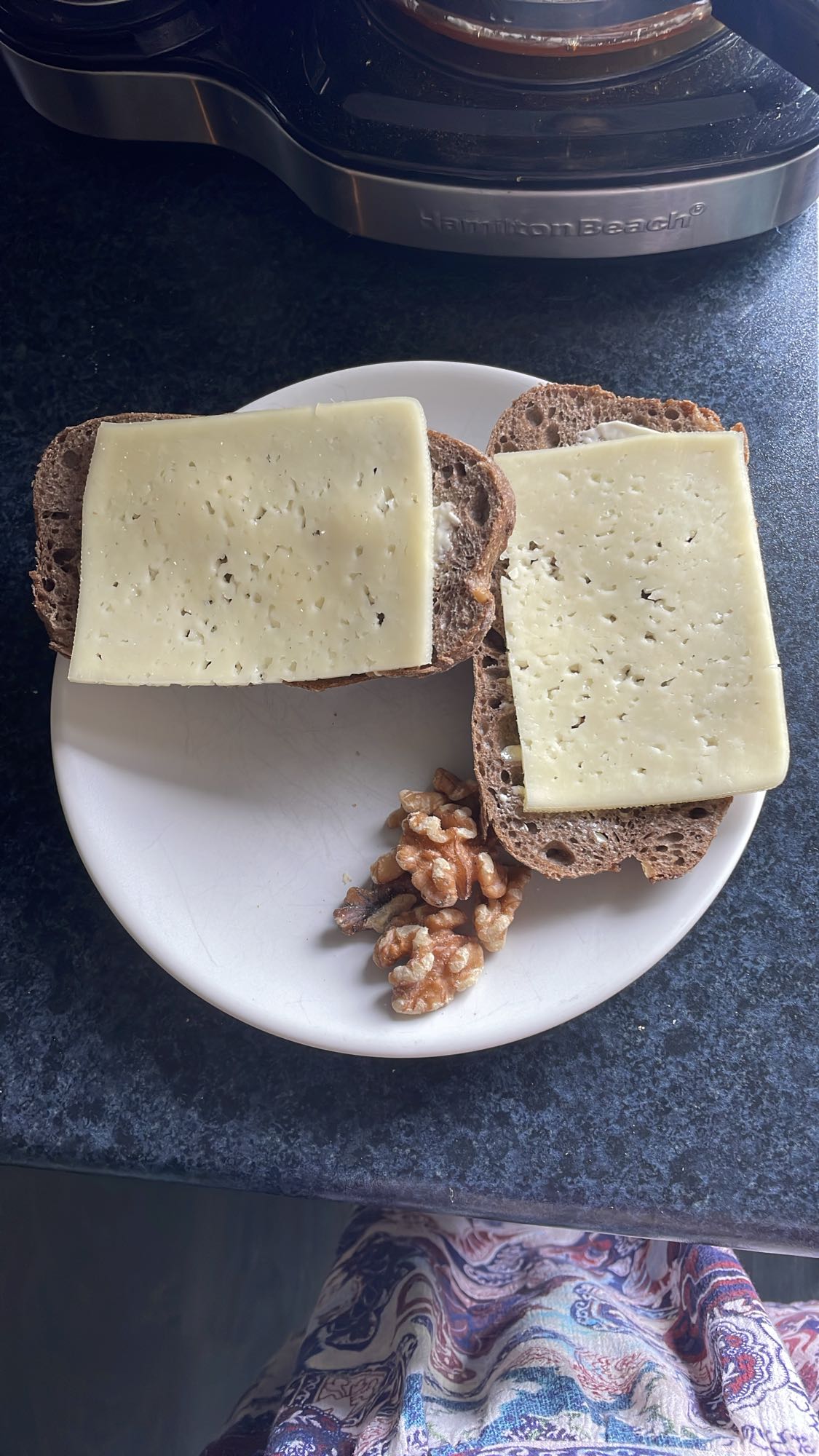 Ostsmörgås med valnötter