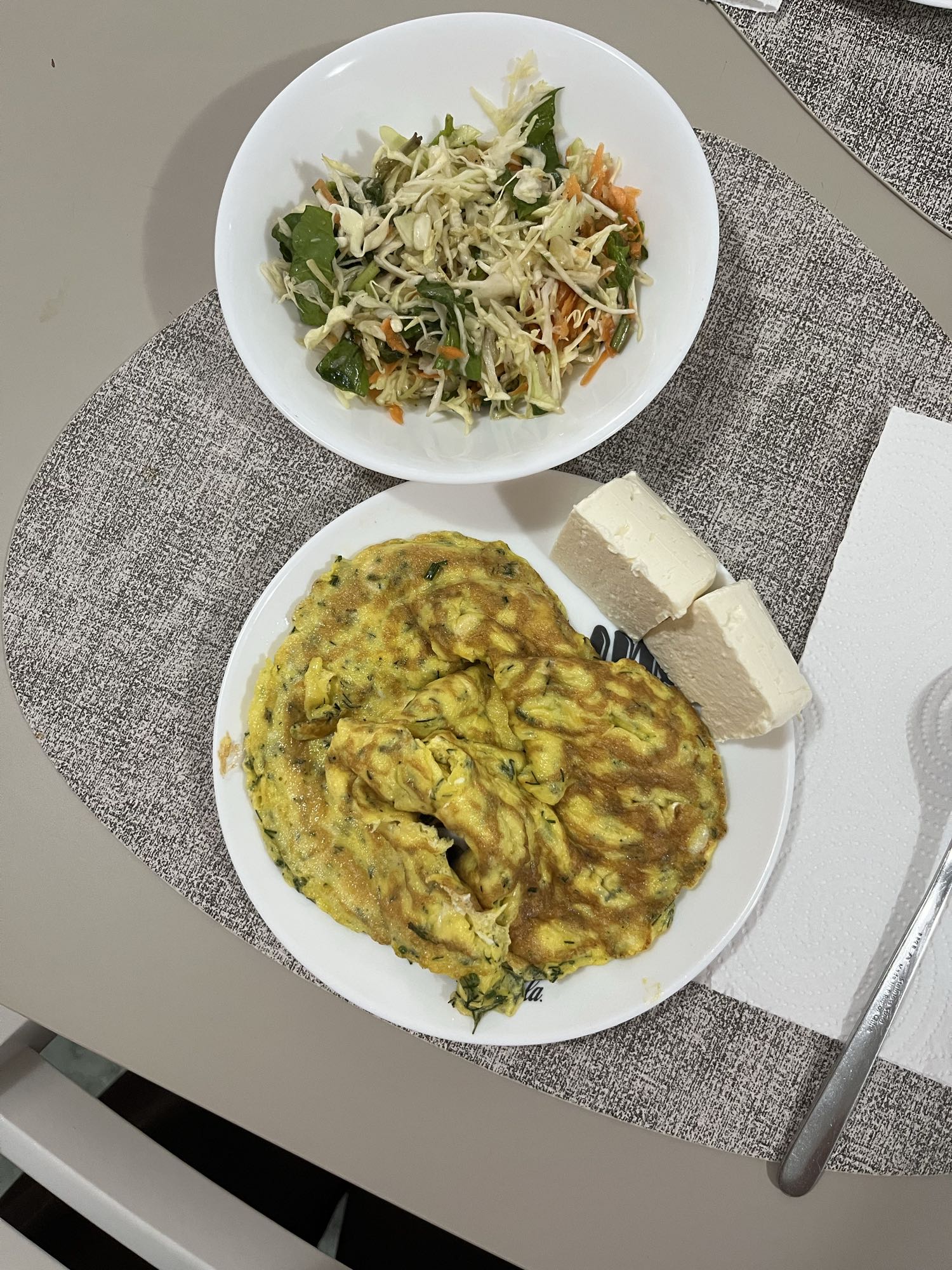 Omletă cu brânză și salată