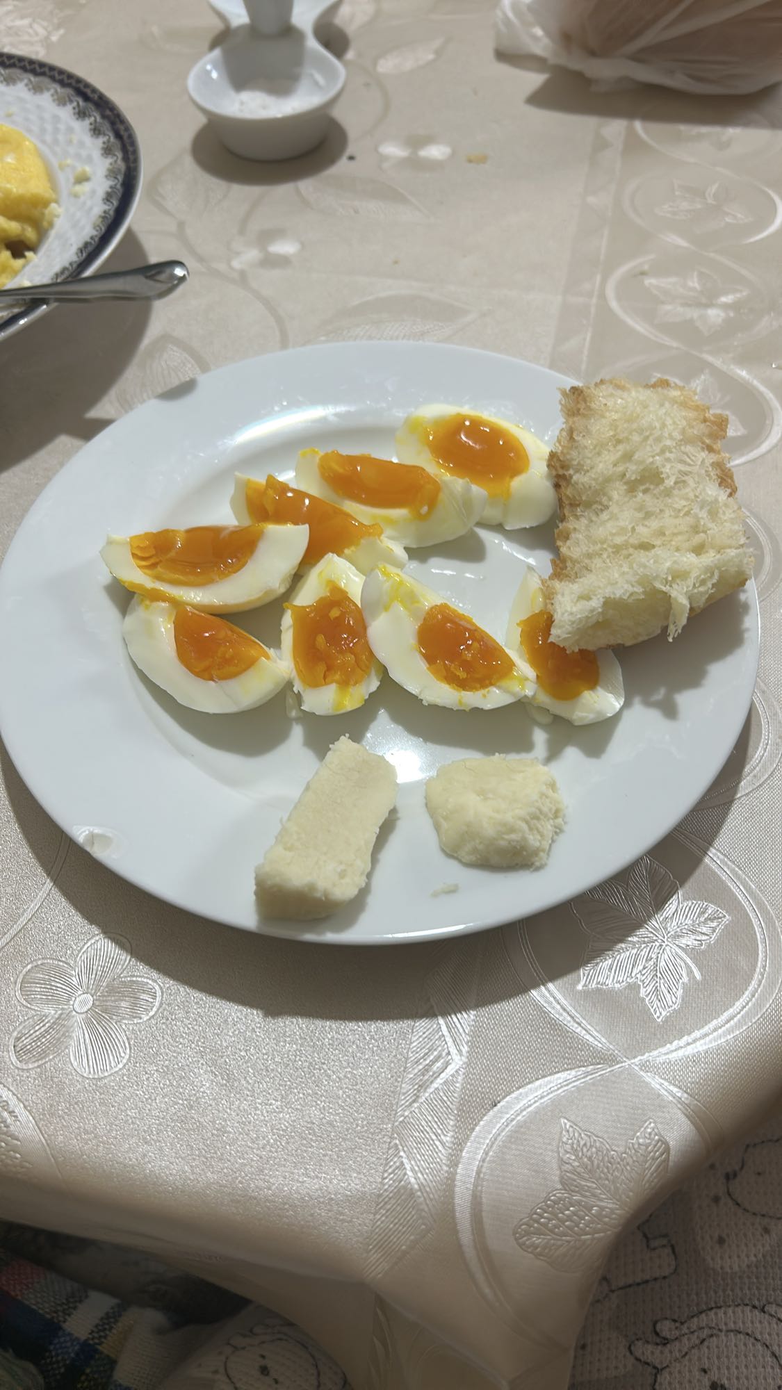 Mic dejun cu ouă și brânză