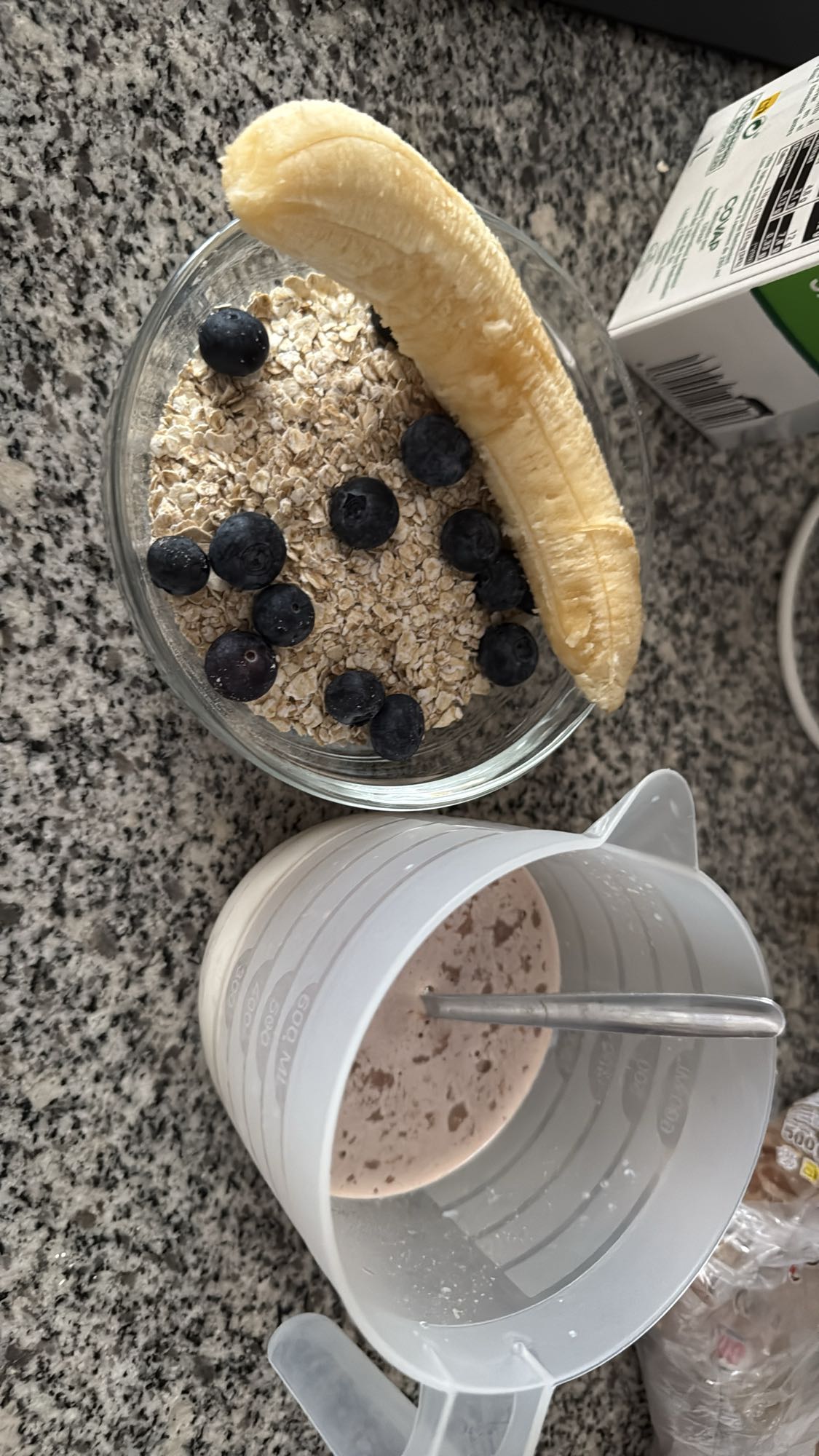 Avena con plátano y arándanos