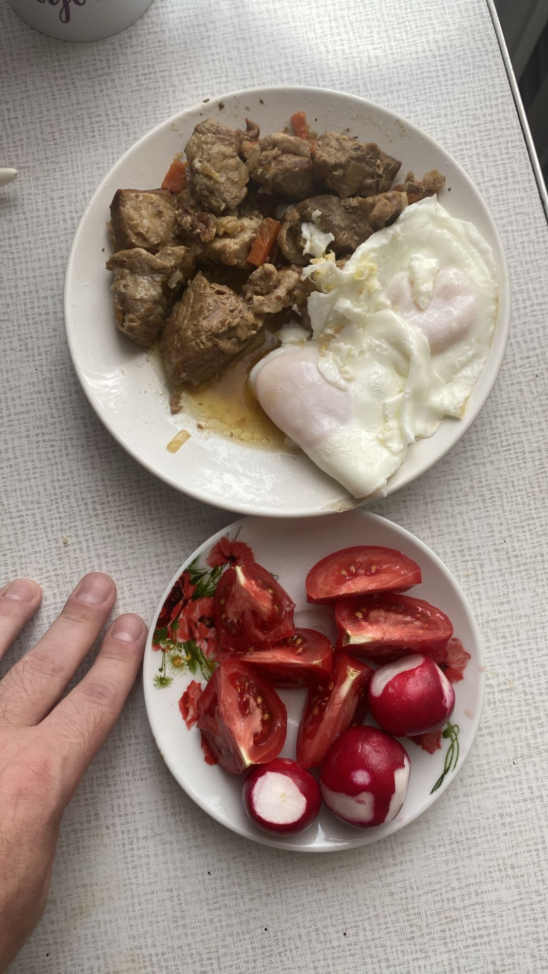 Мясо с яйцами и овощами