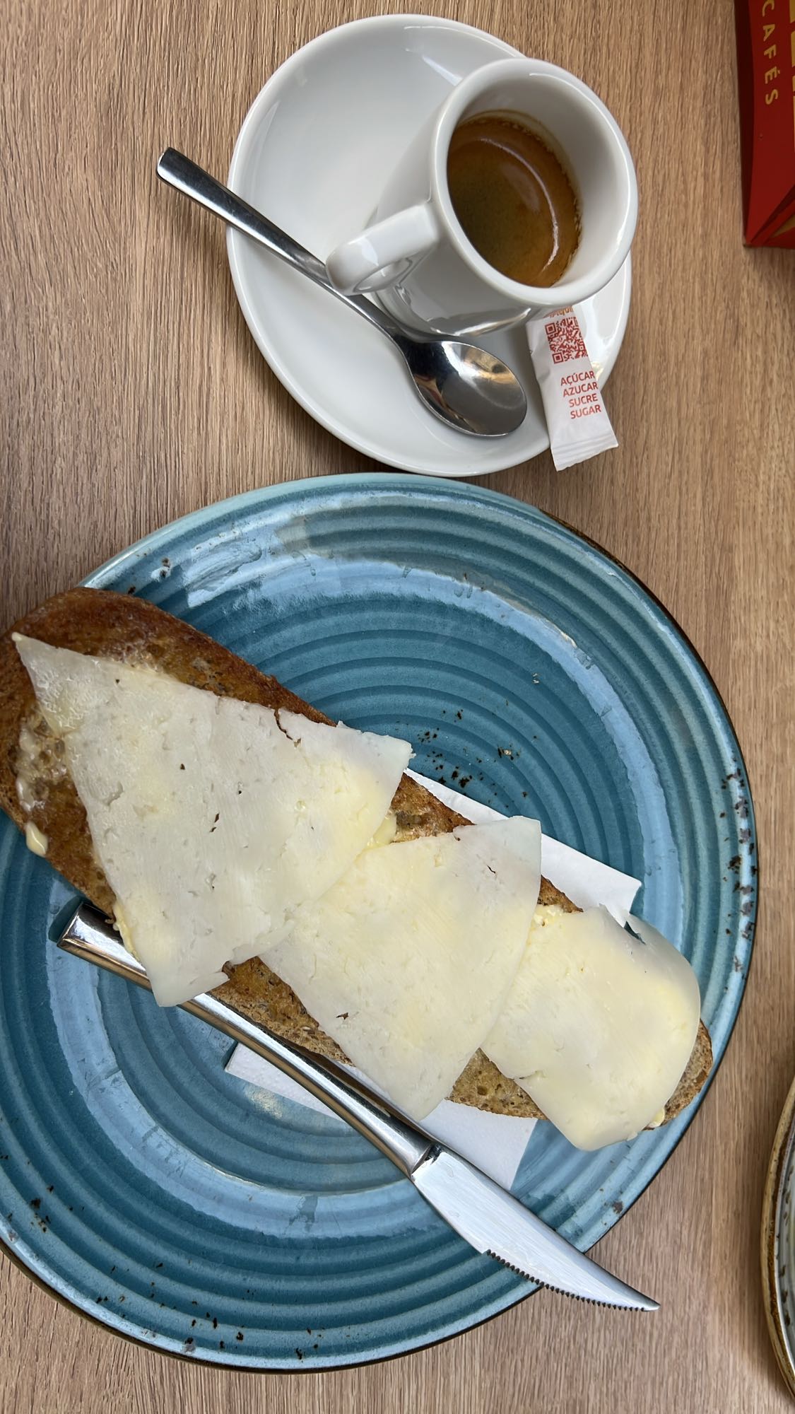 Tostada con queso y café