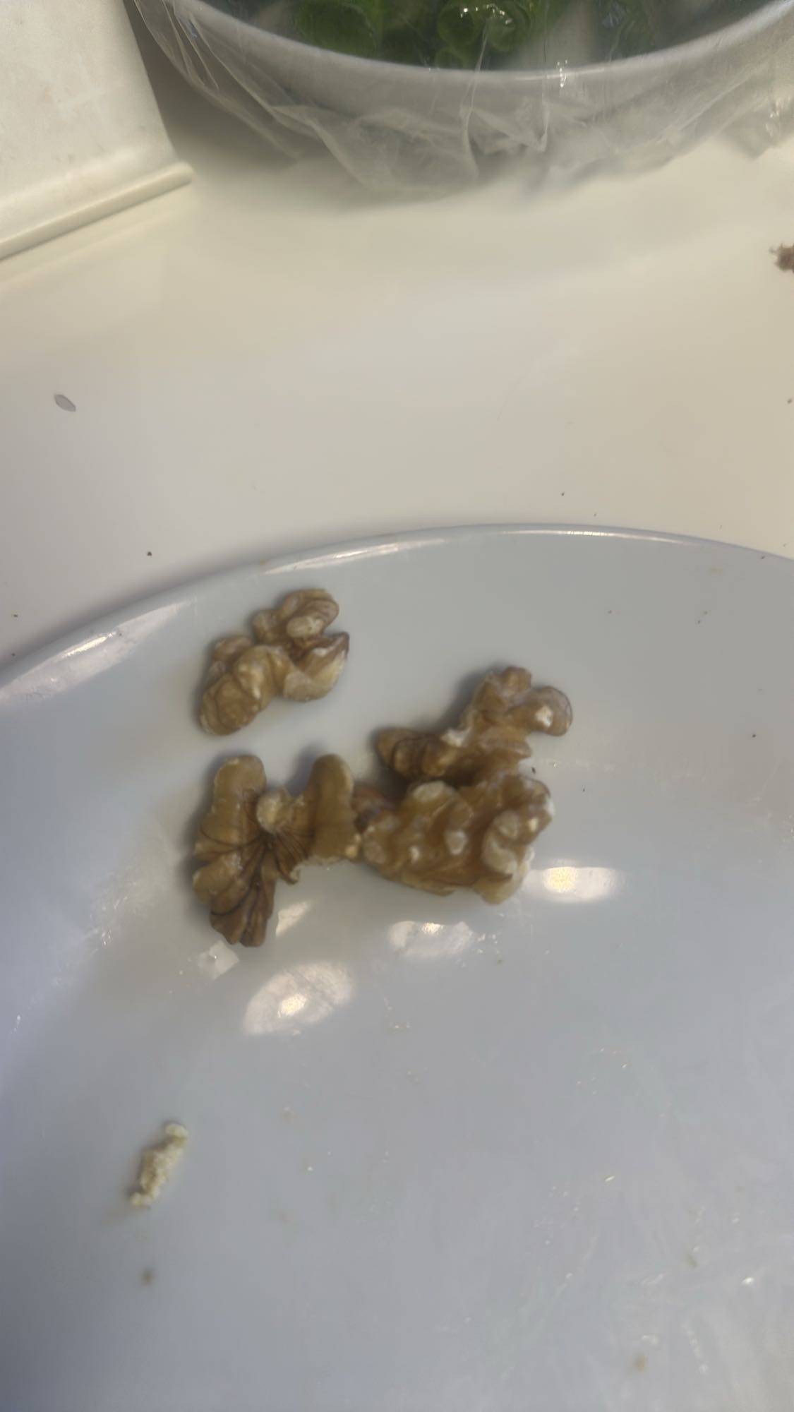 Valnötter på tallrik