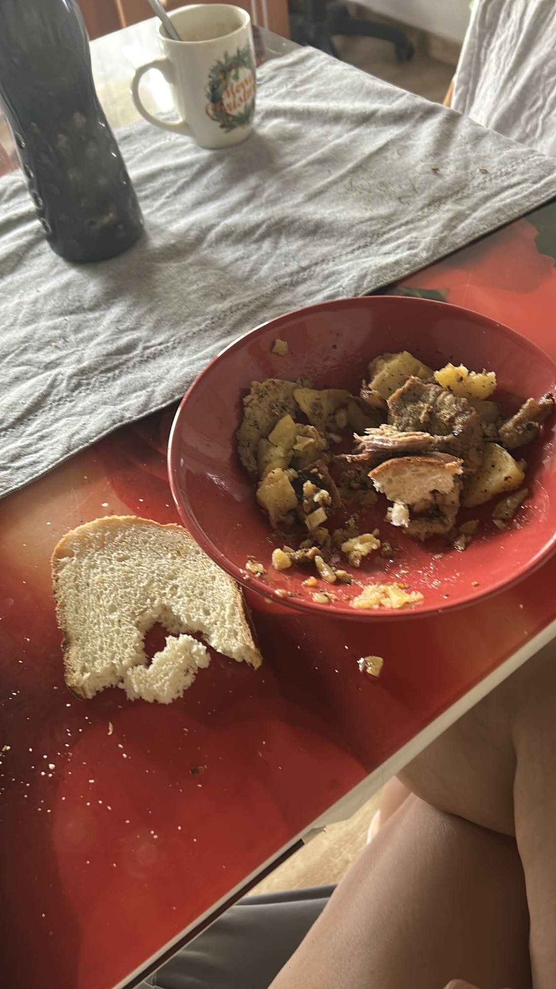 Friptură cu cartofi și pâine