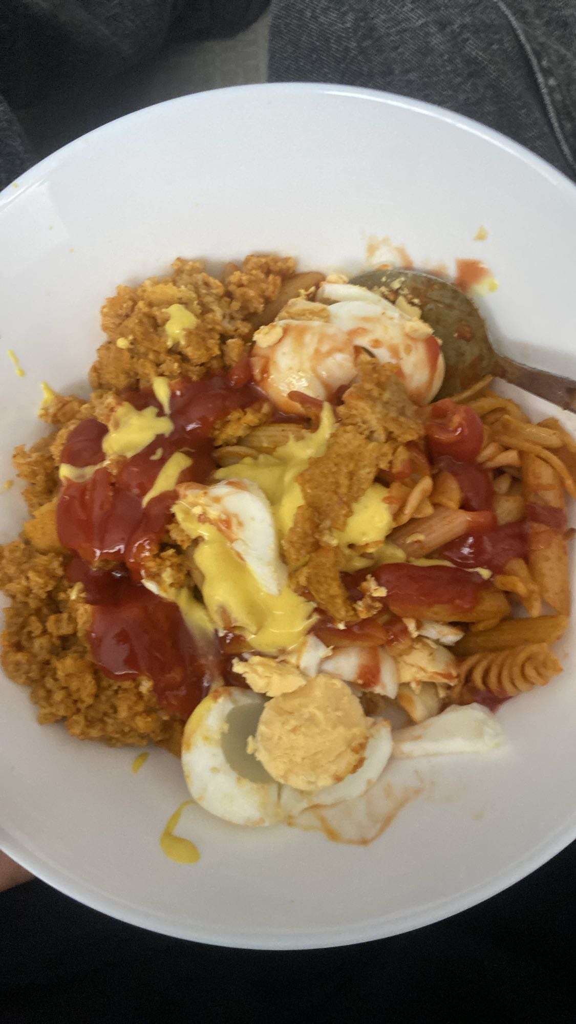 Pasta med ägg och sås