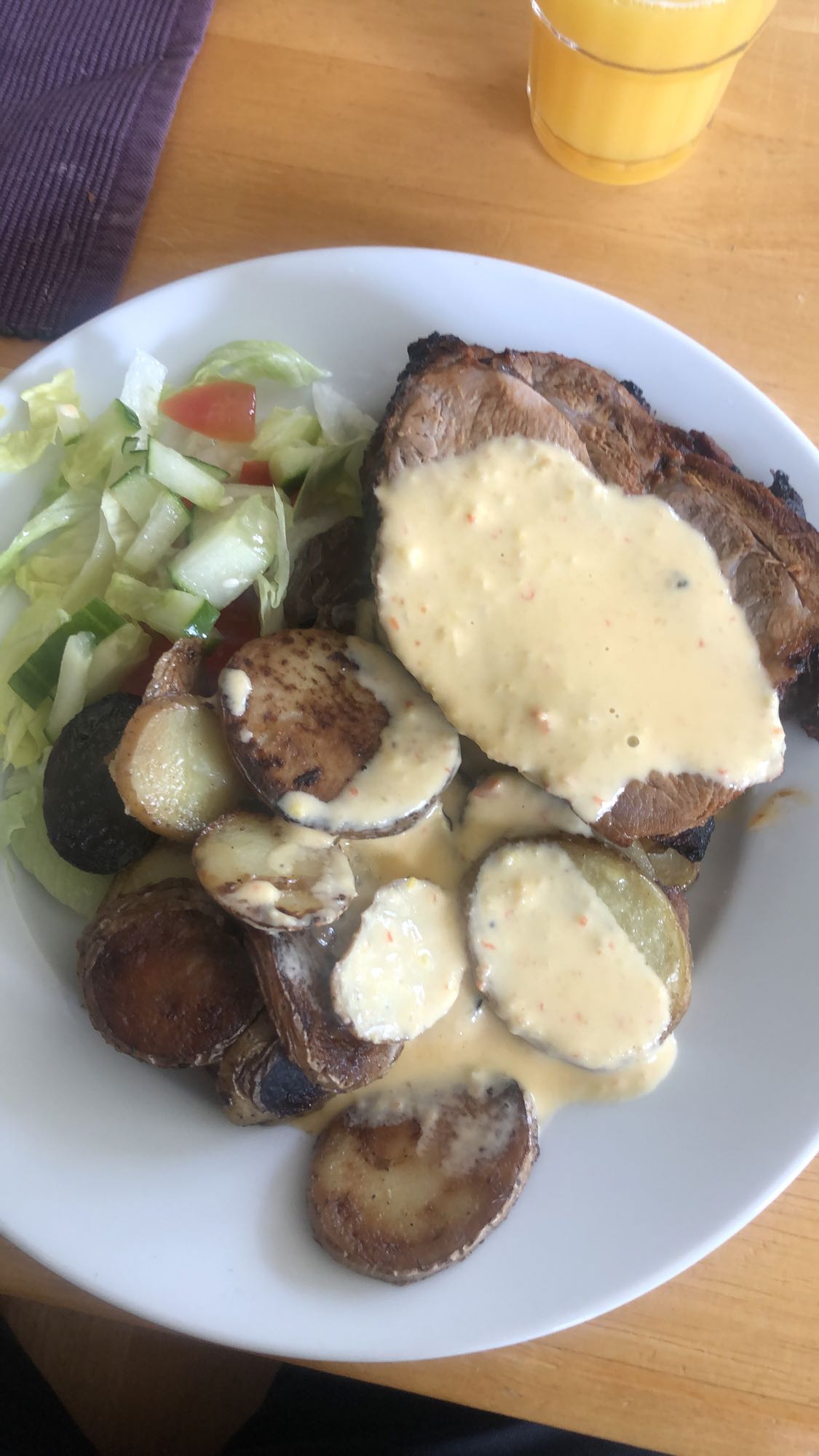 Stek med potatis och sås