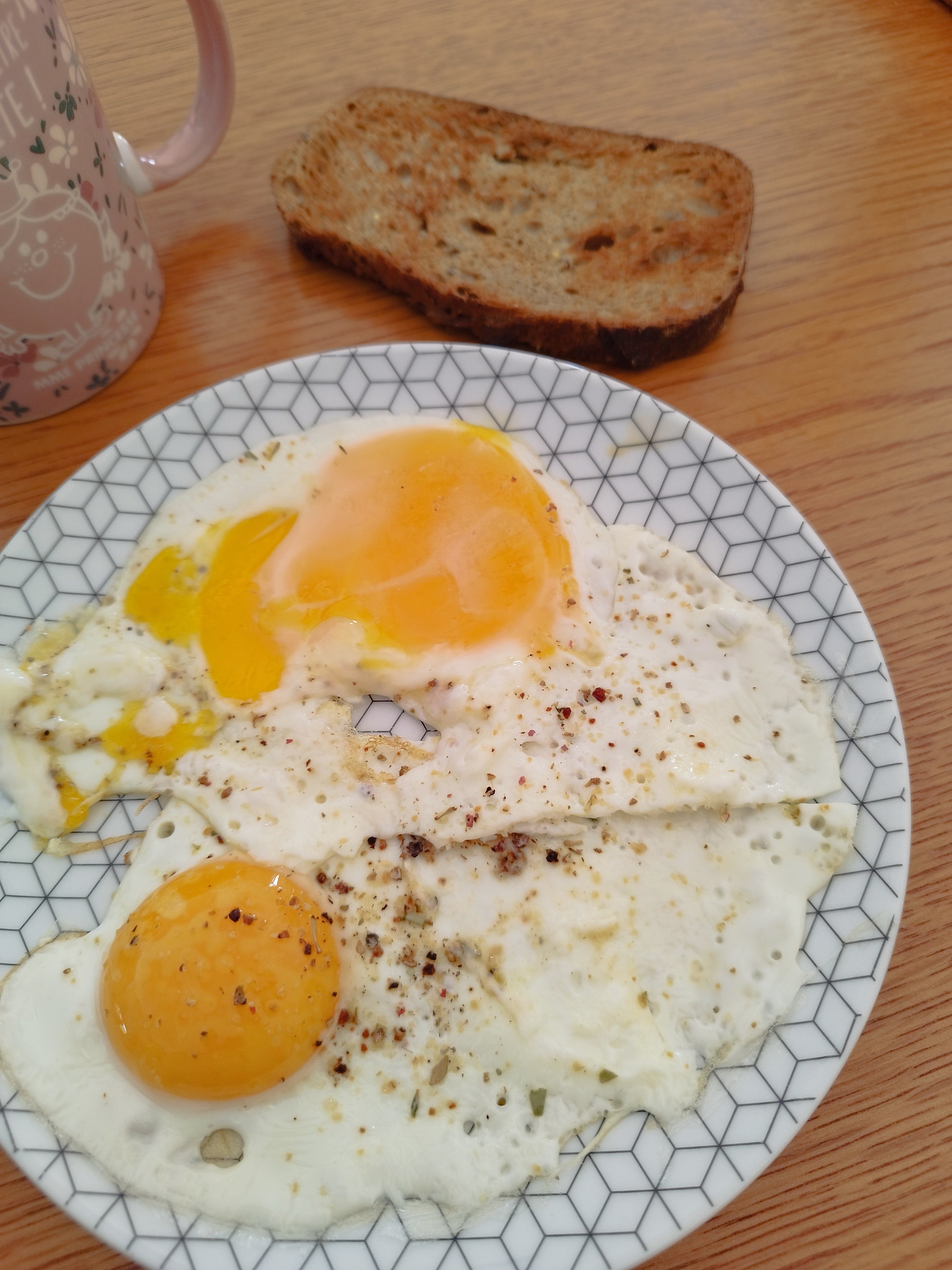 Œufs et pain grillé