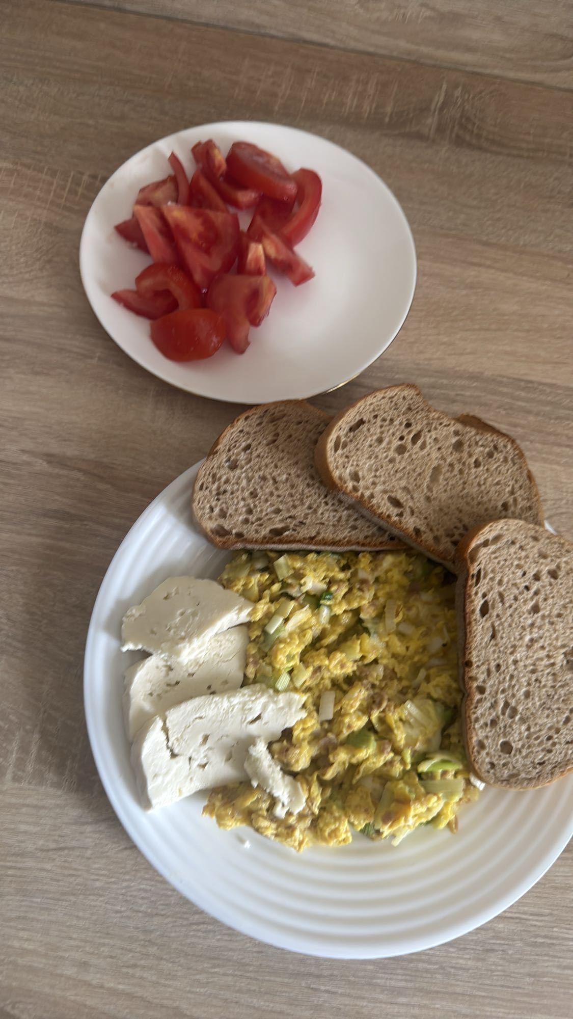 Mic dejun cu ouă și brânză