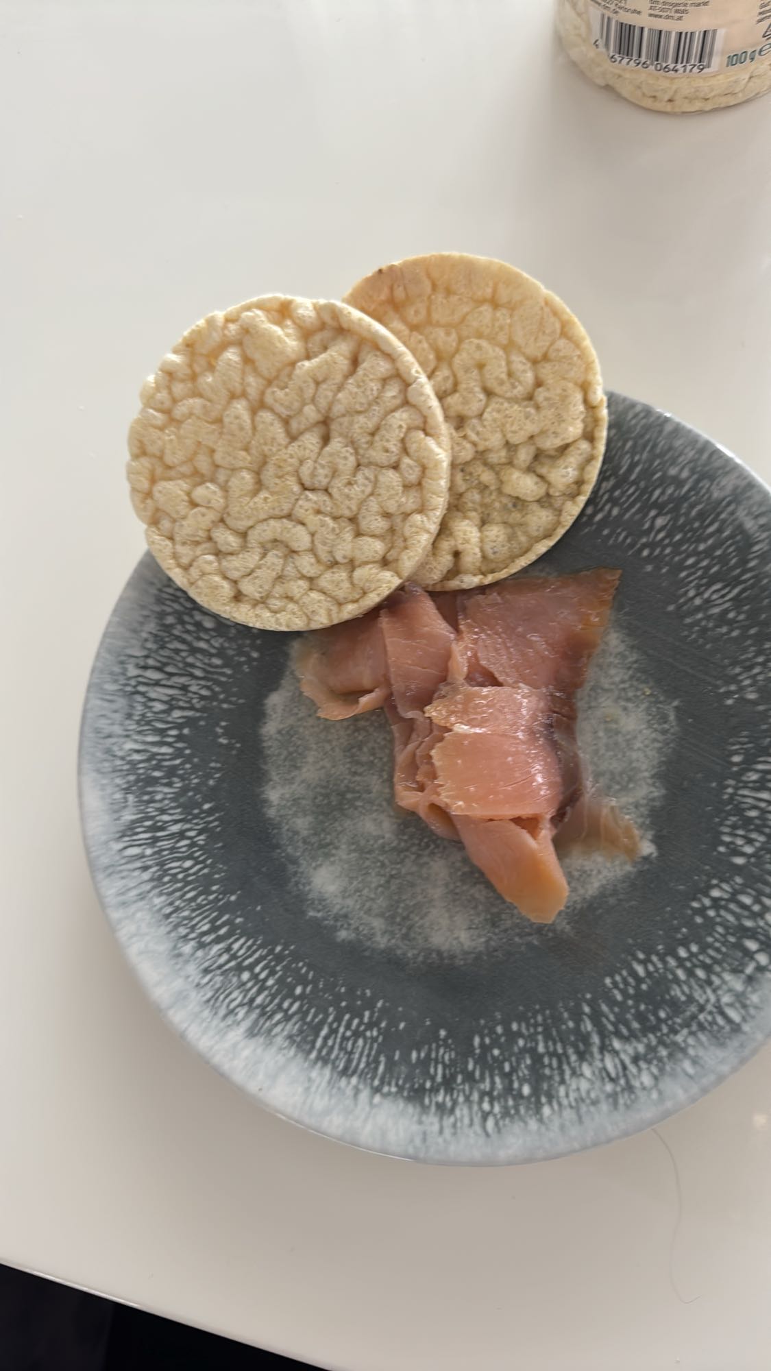 Rice cakes with smoked salmon