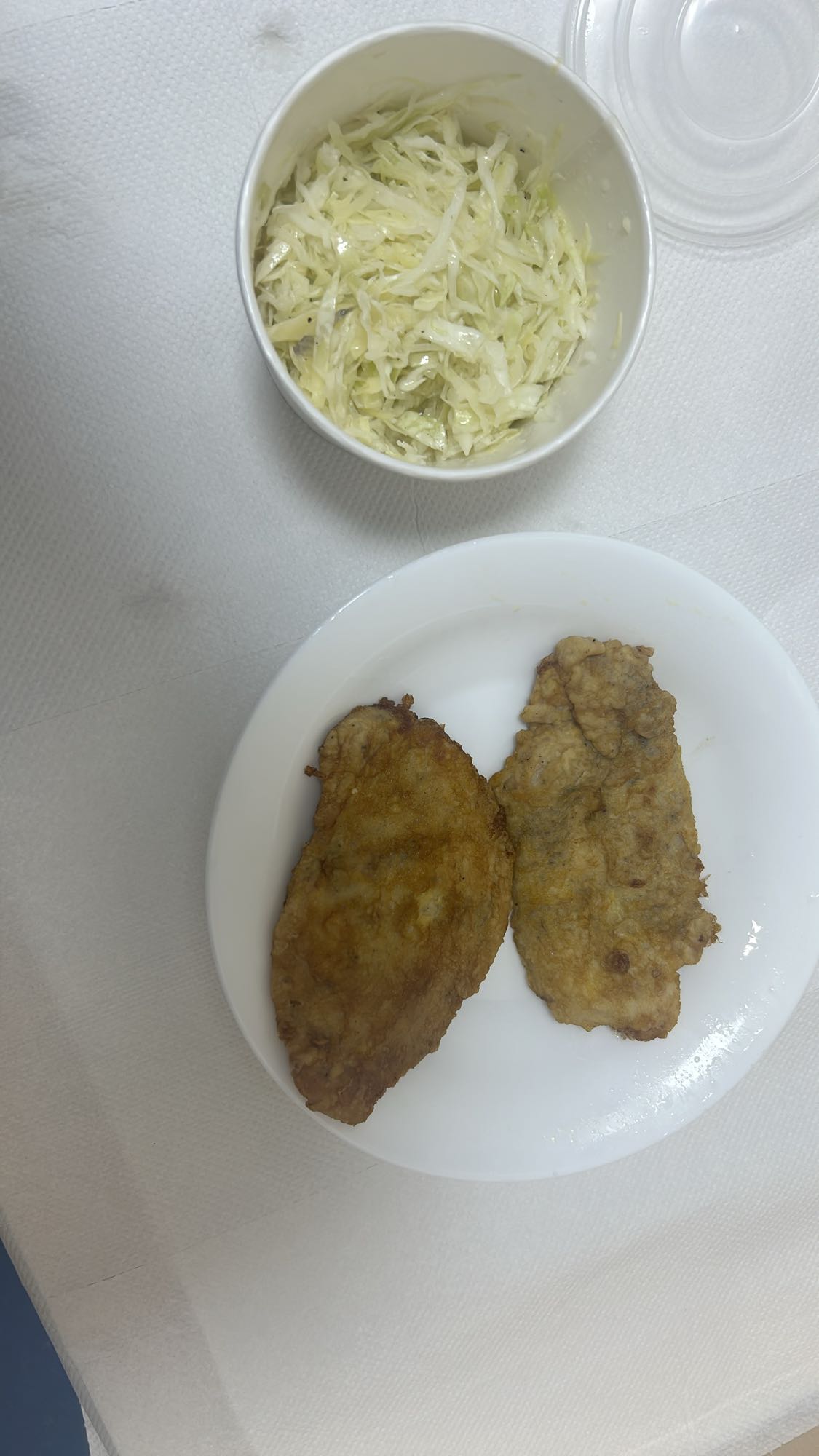 Snitel cu salata de varza