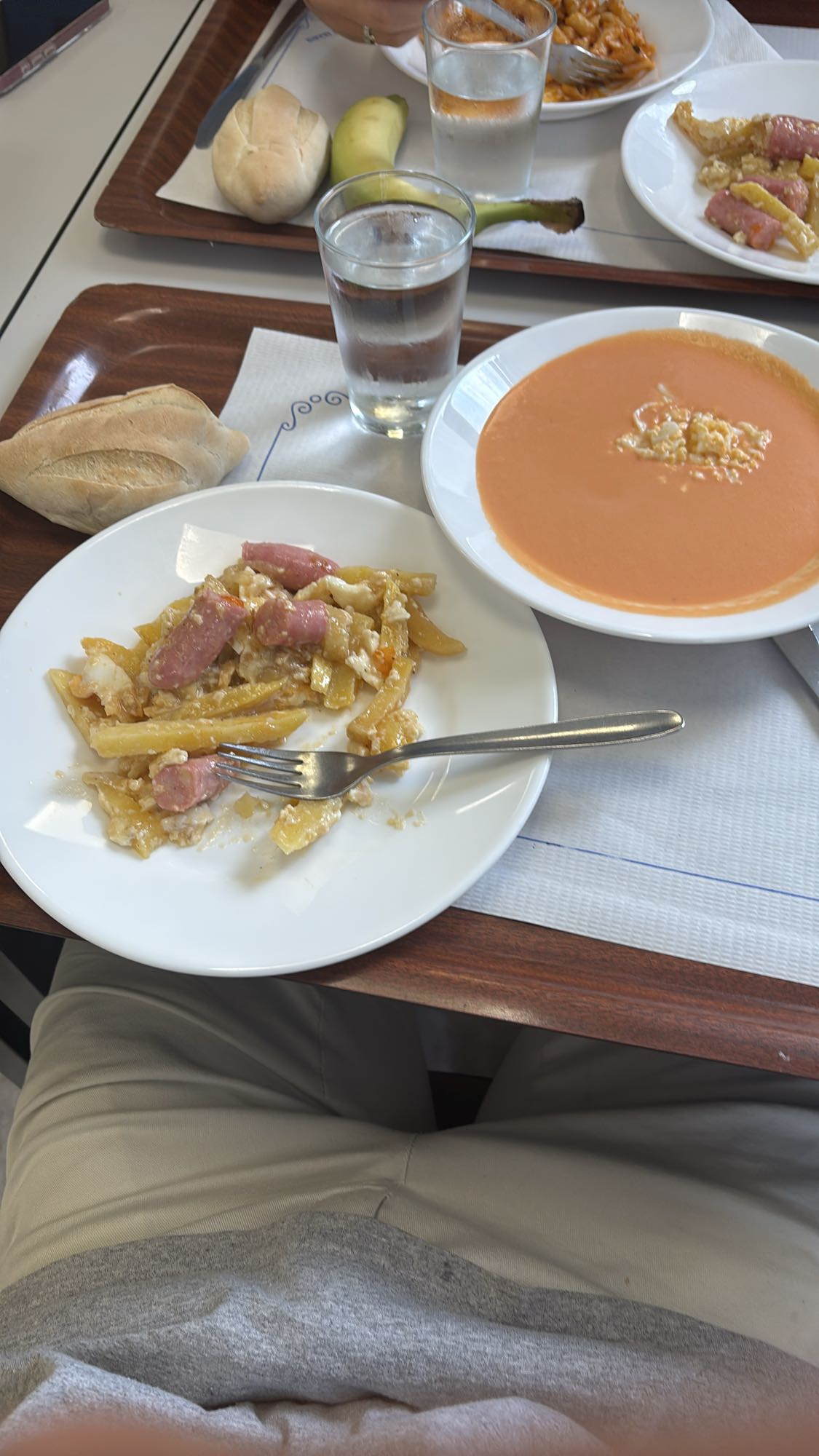 Comida con salmorejo y salchicha (doble porción)