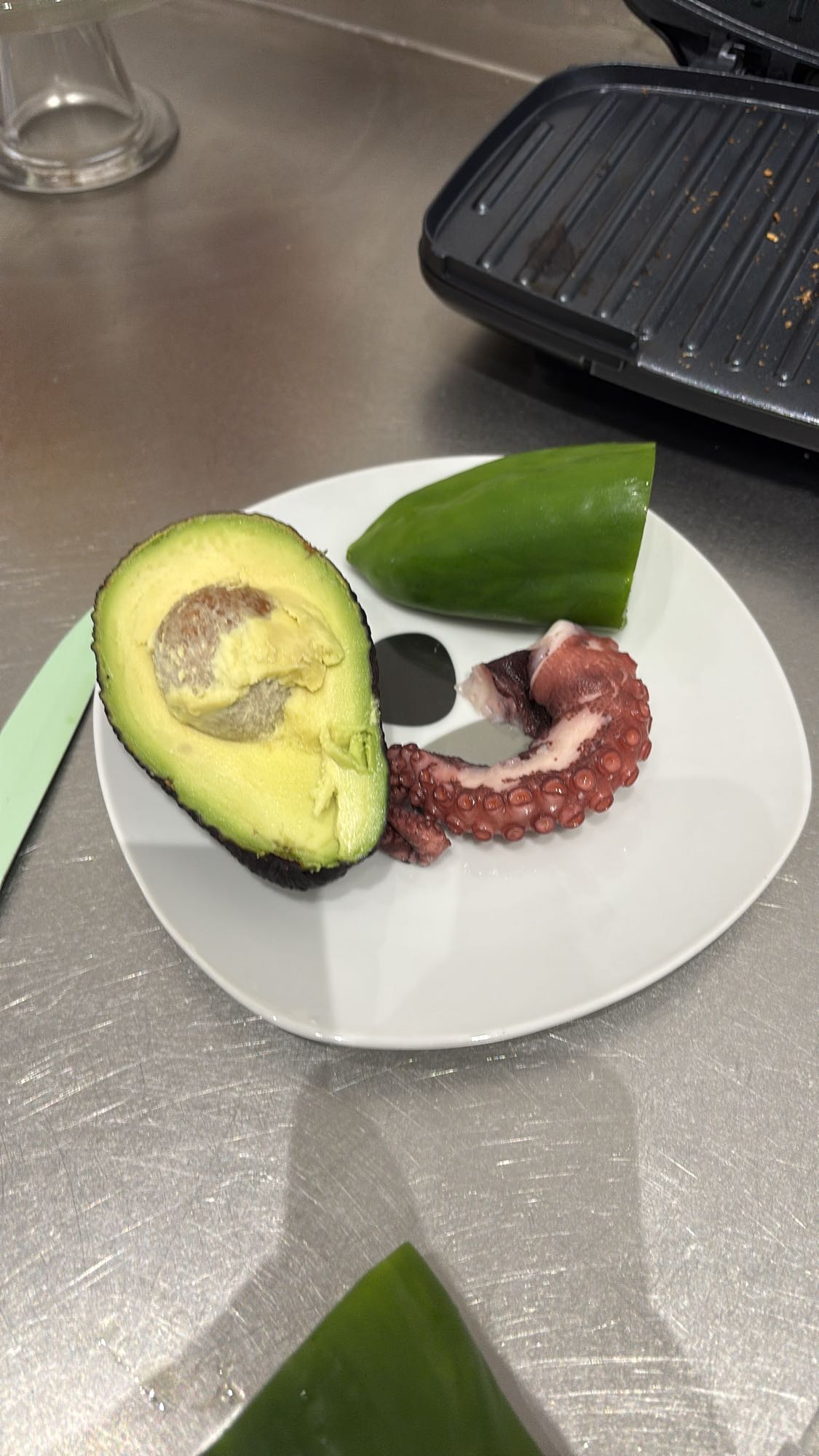 pulpo con aguacate y pepino
