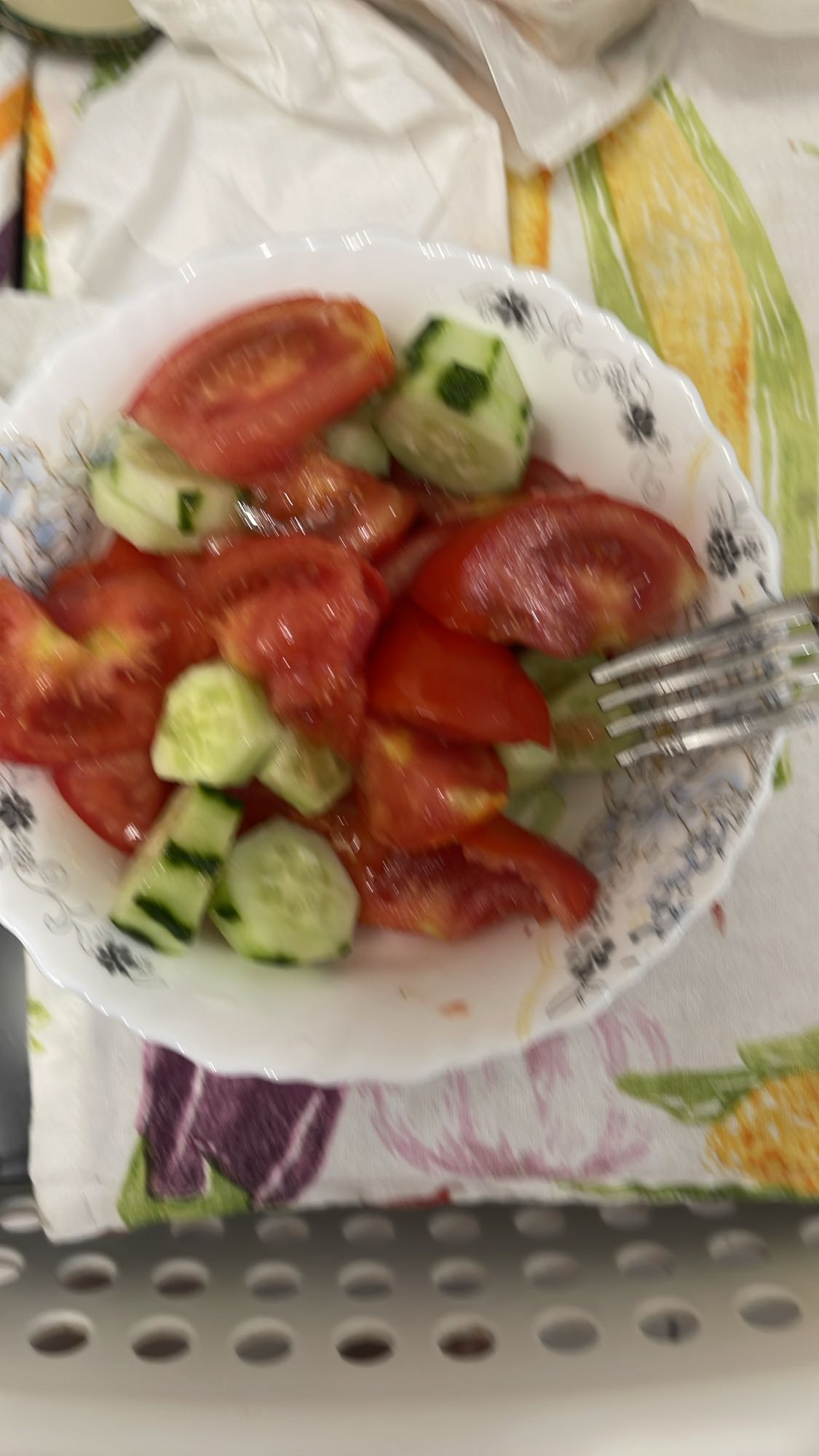 Salată roșii și castraveți