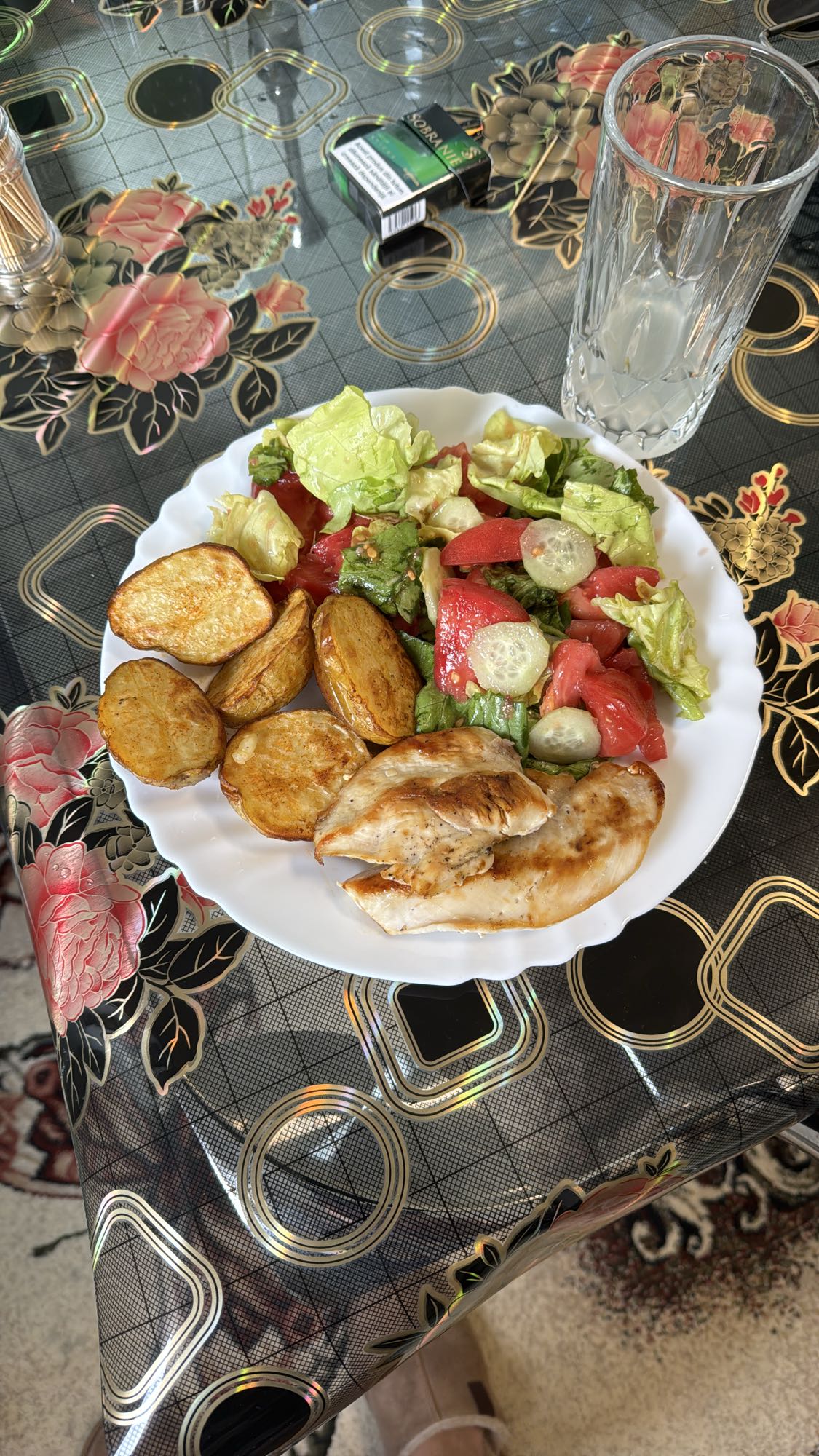 Piept pui cu cartofi și salată