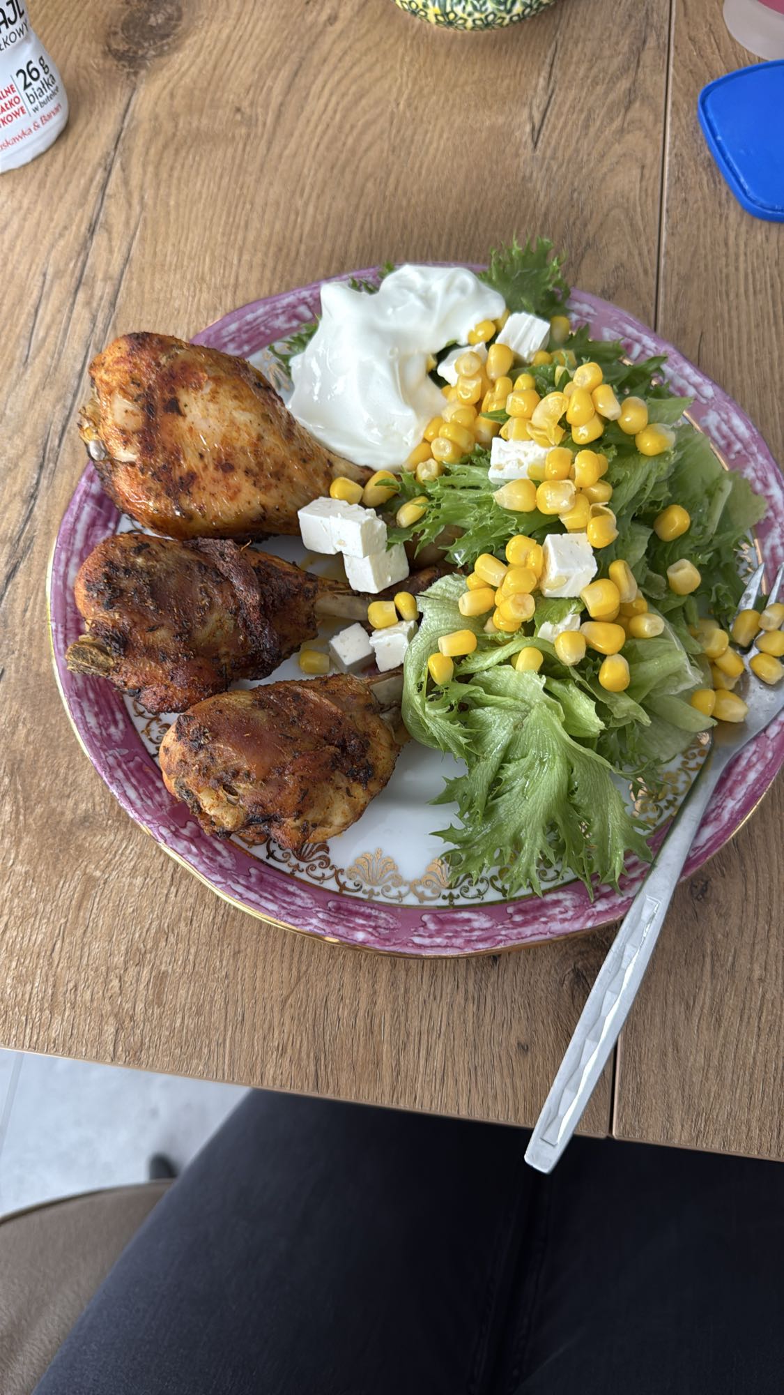 Kurczak z sałatką i jogurtem