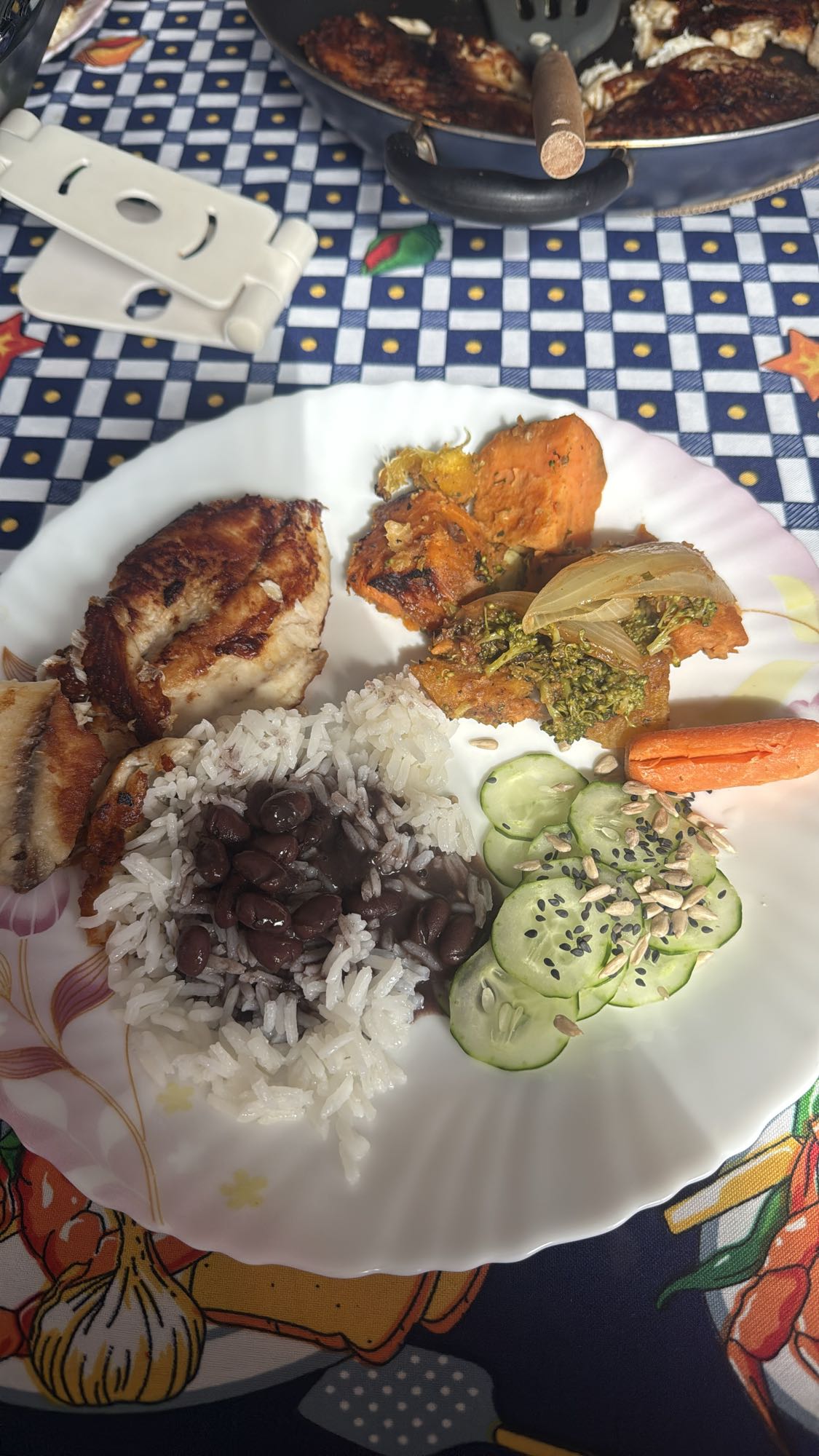 Frango com arroz e legumes