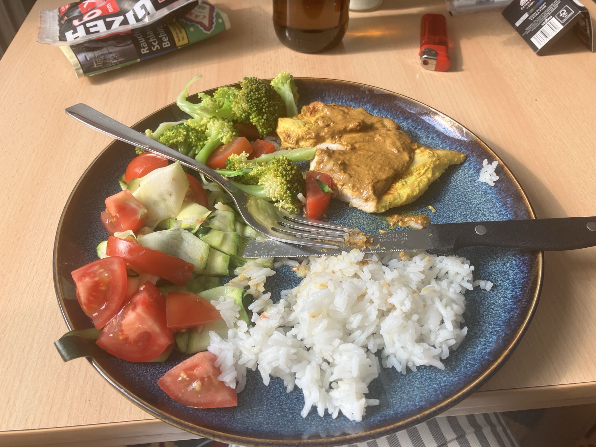 Frango com arroz e salada