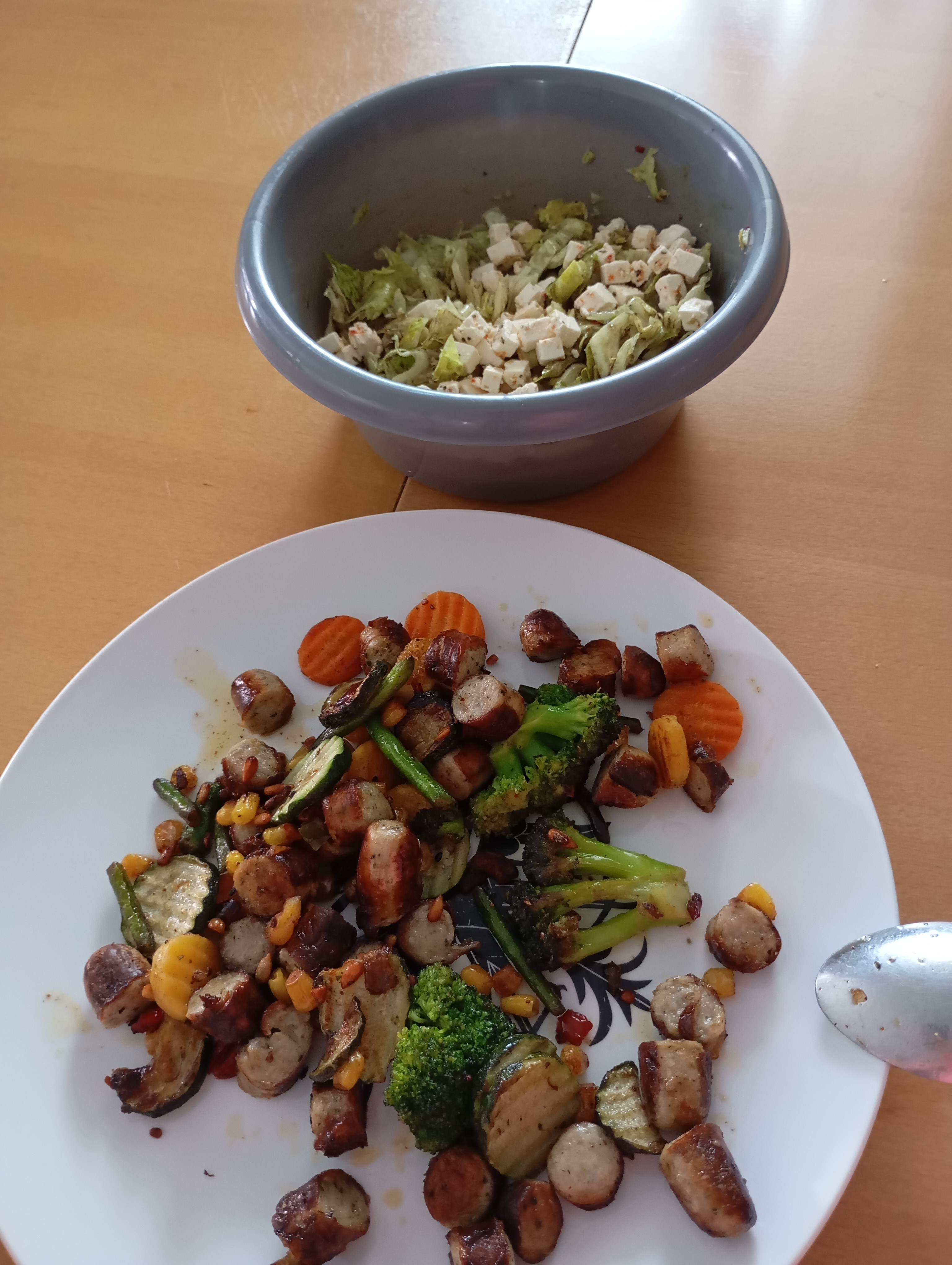 Gemüsewurst mit Salat