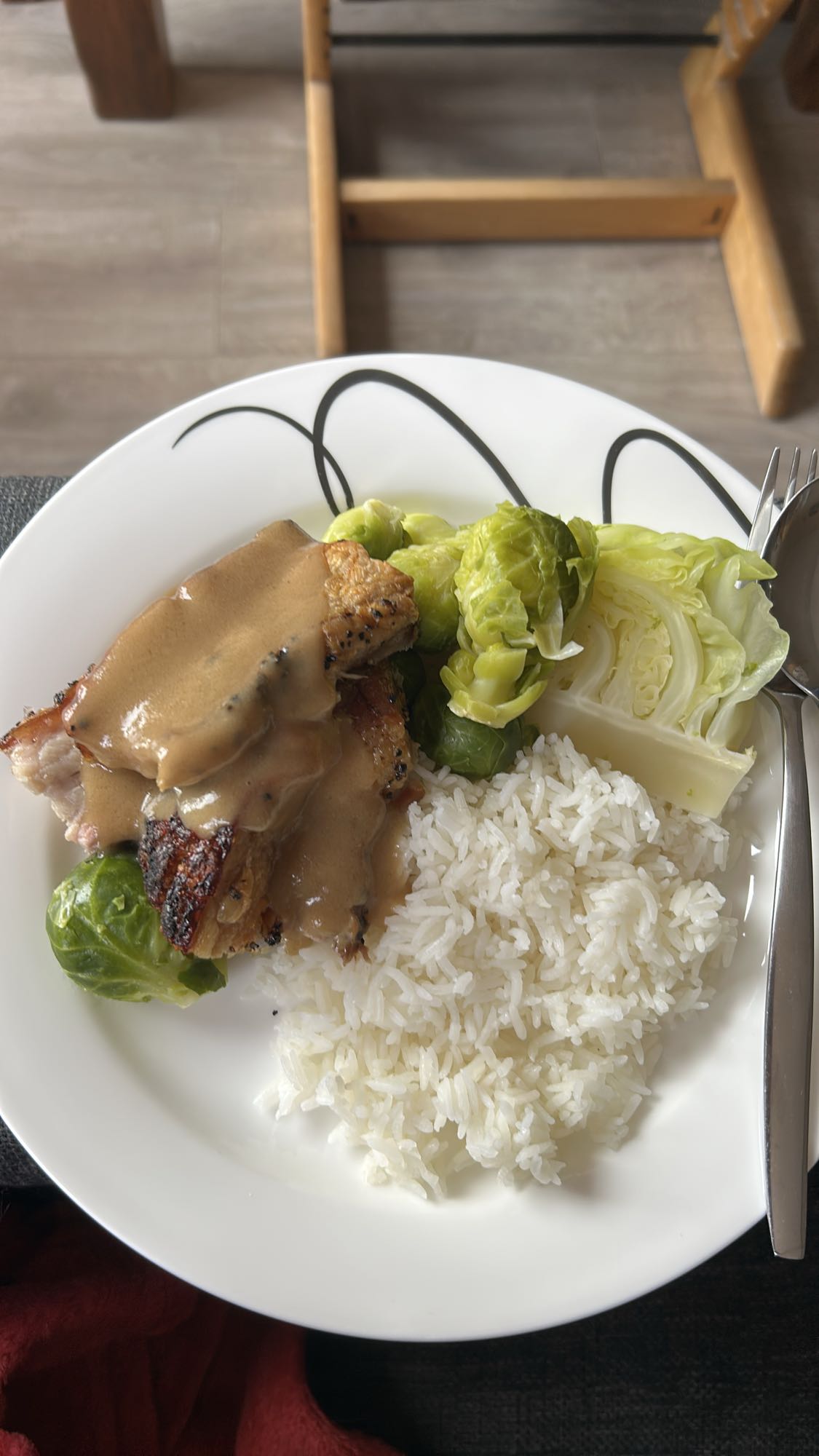 Svineribbe med ris og kål