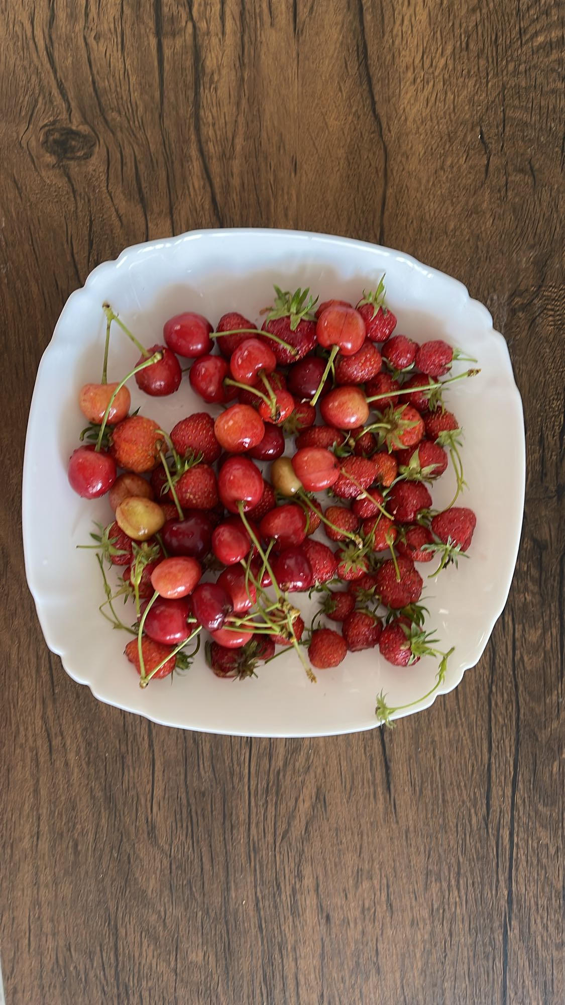 Cireșe și căpșuni proaspete