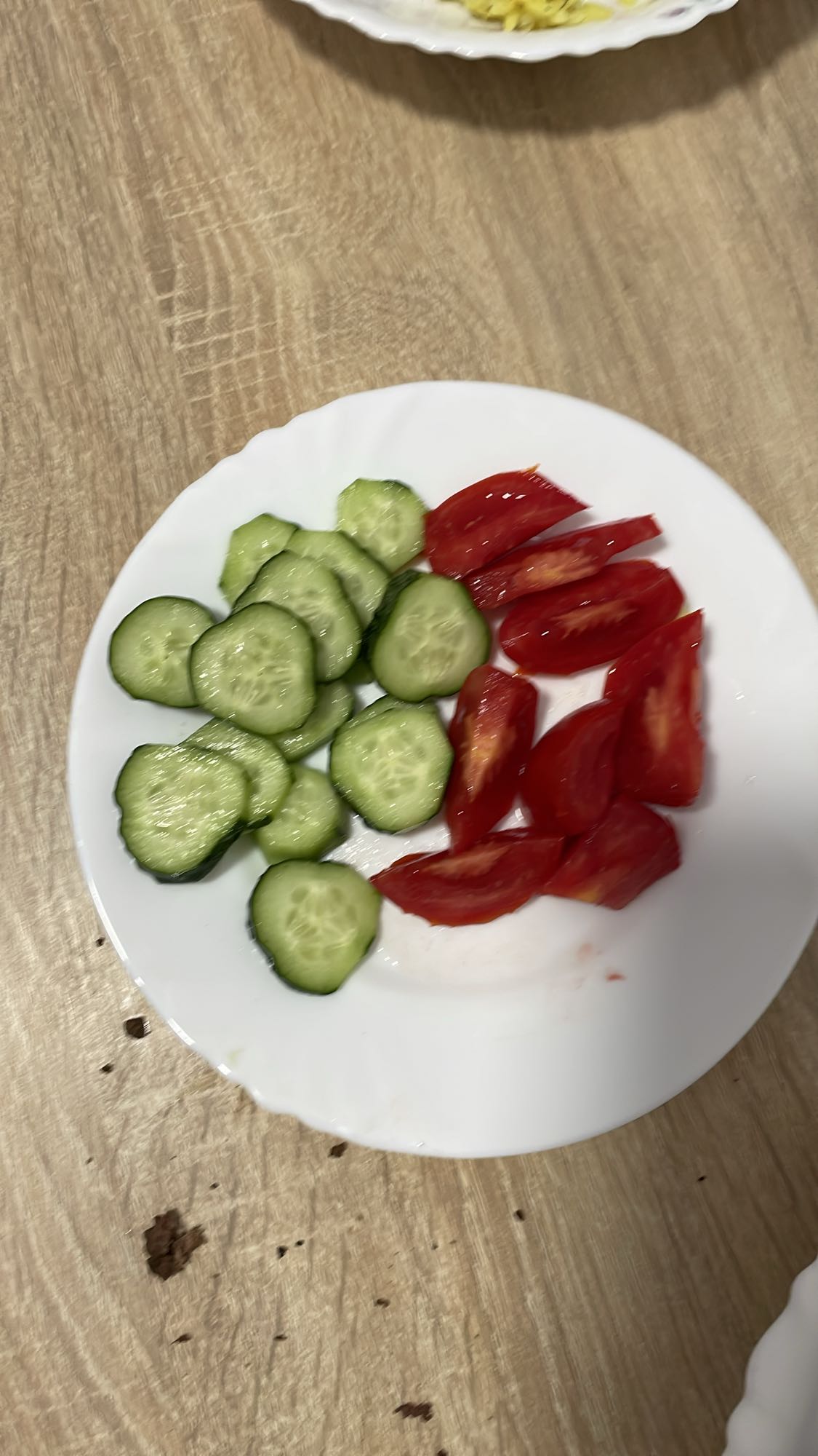 Salată roșii și castraveți