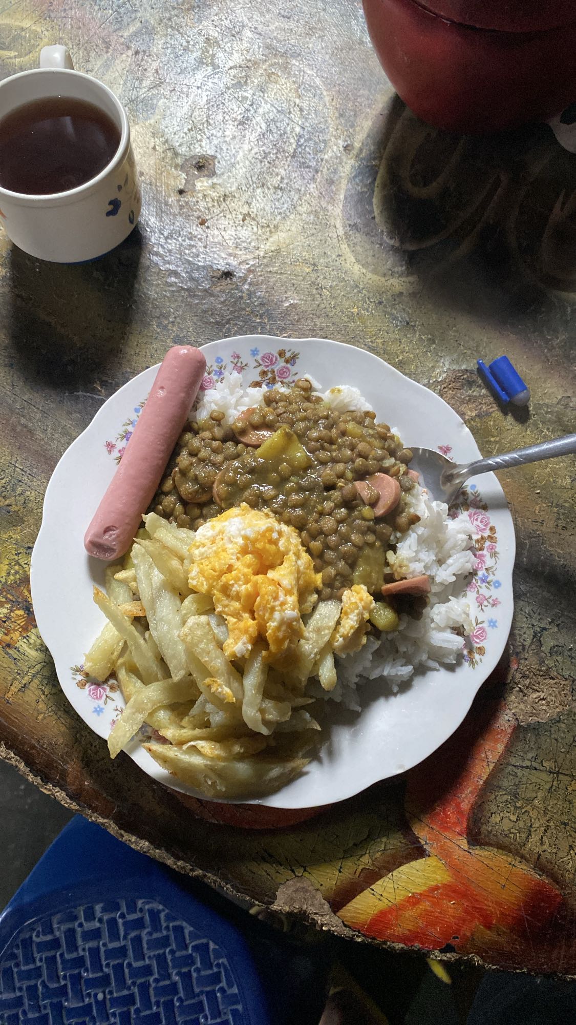 arroz, lentejas y papas fritas