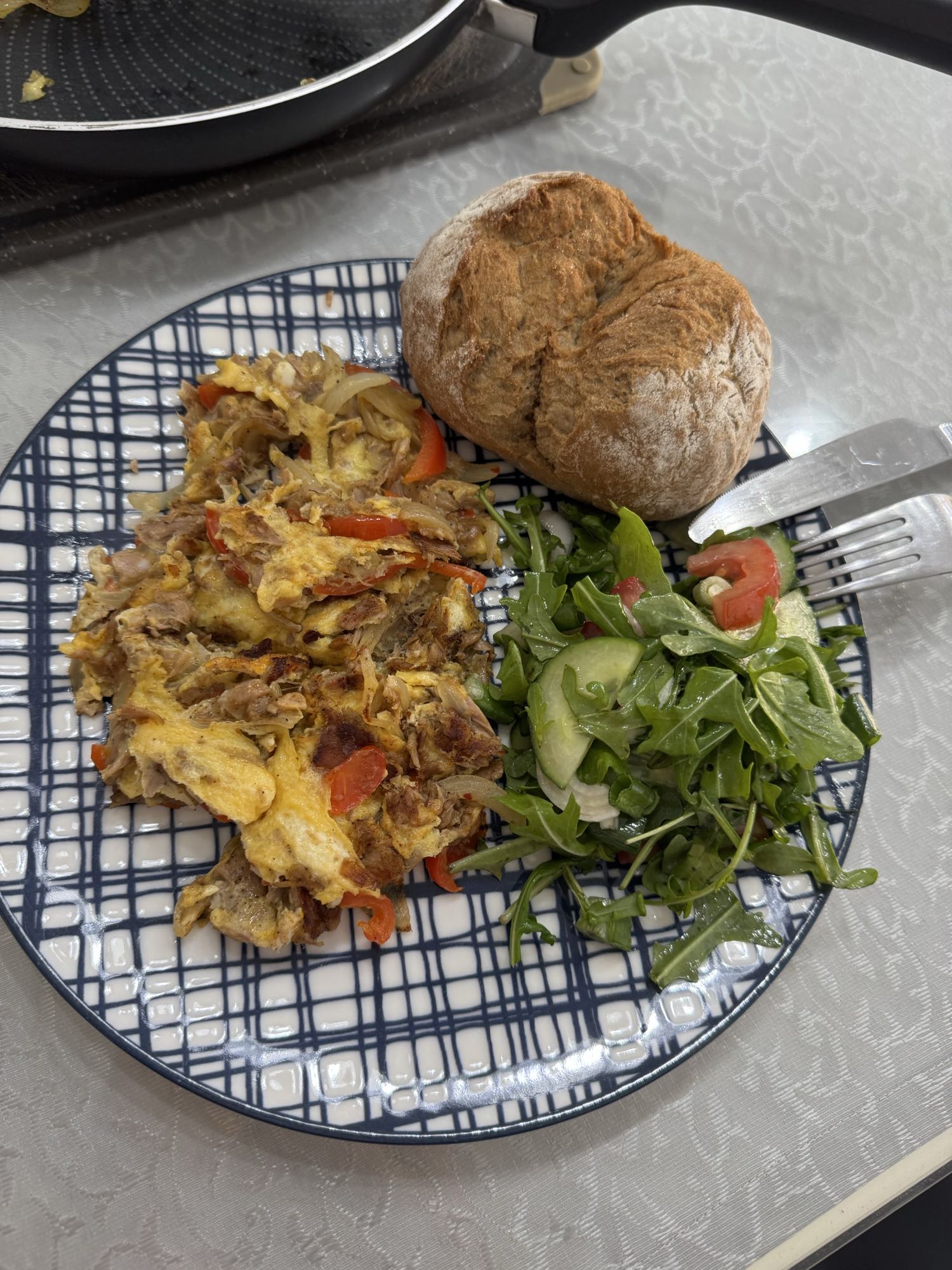 Omlet, tam buğday ekmek, salata