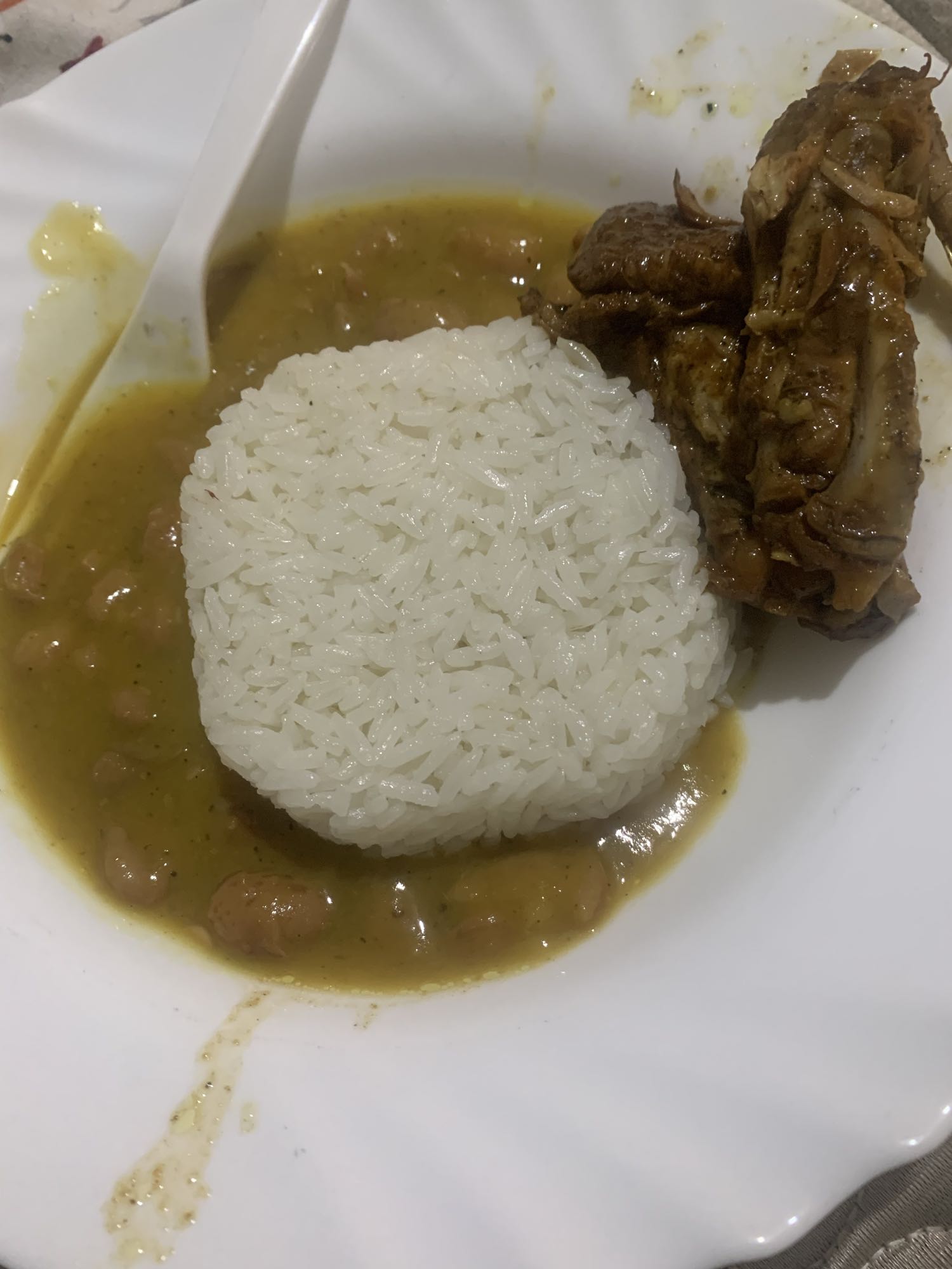Arroz, frijoles y pollo guisado