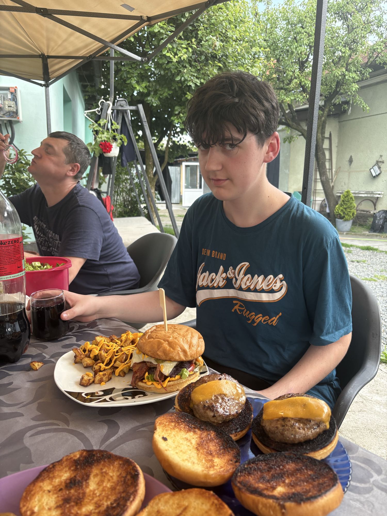 Burger cu cartofi prăjiți