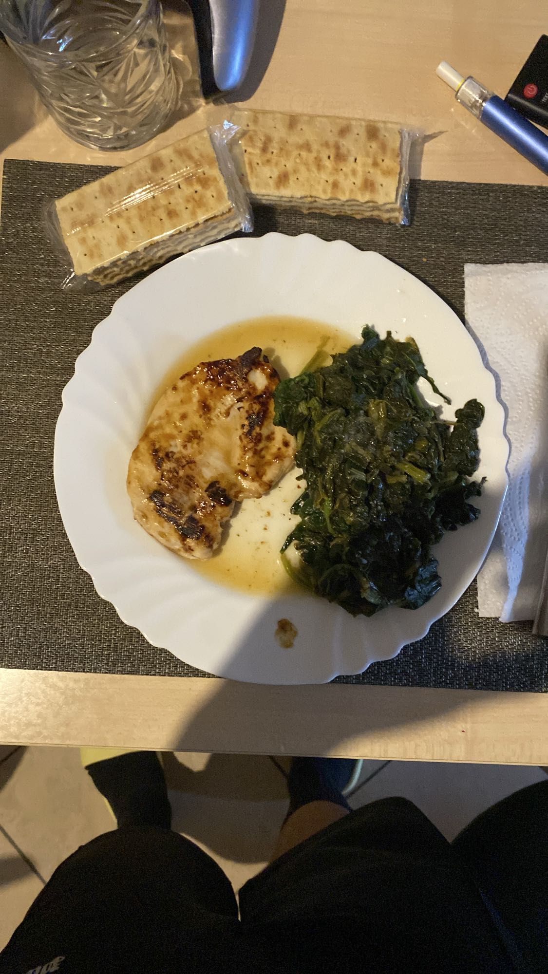 Tavuk, ıspanak ve kraker