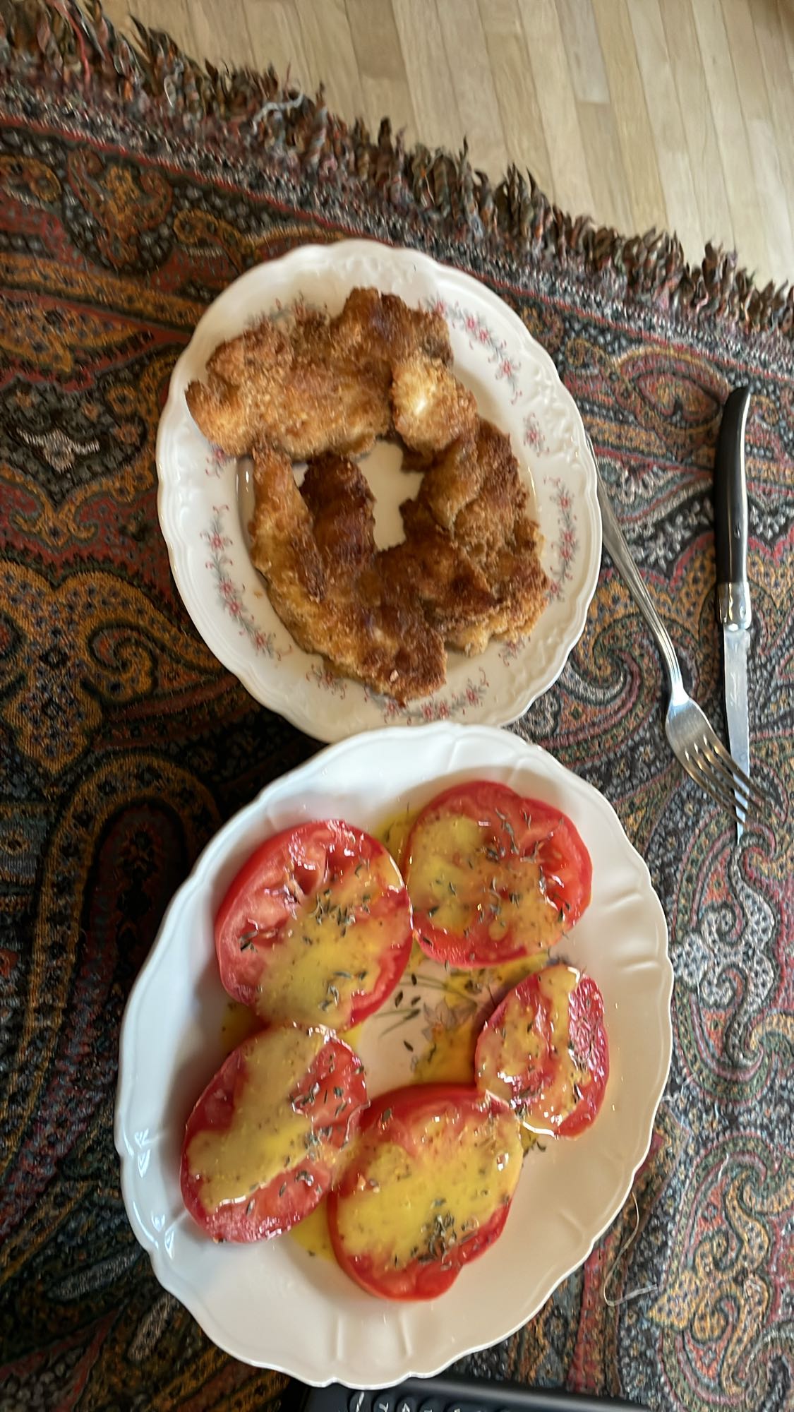 Fried chicken & tomato salad