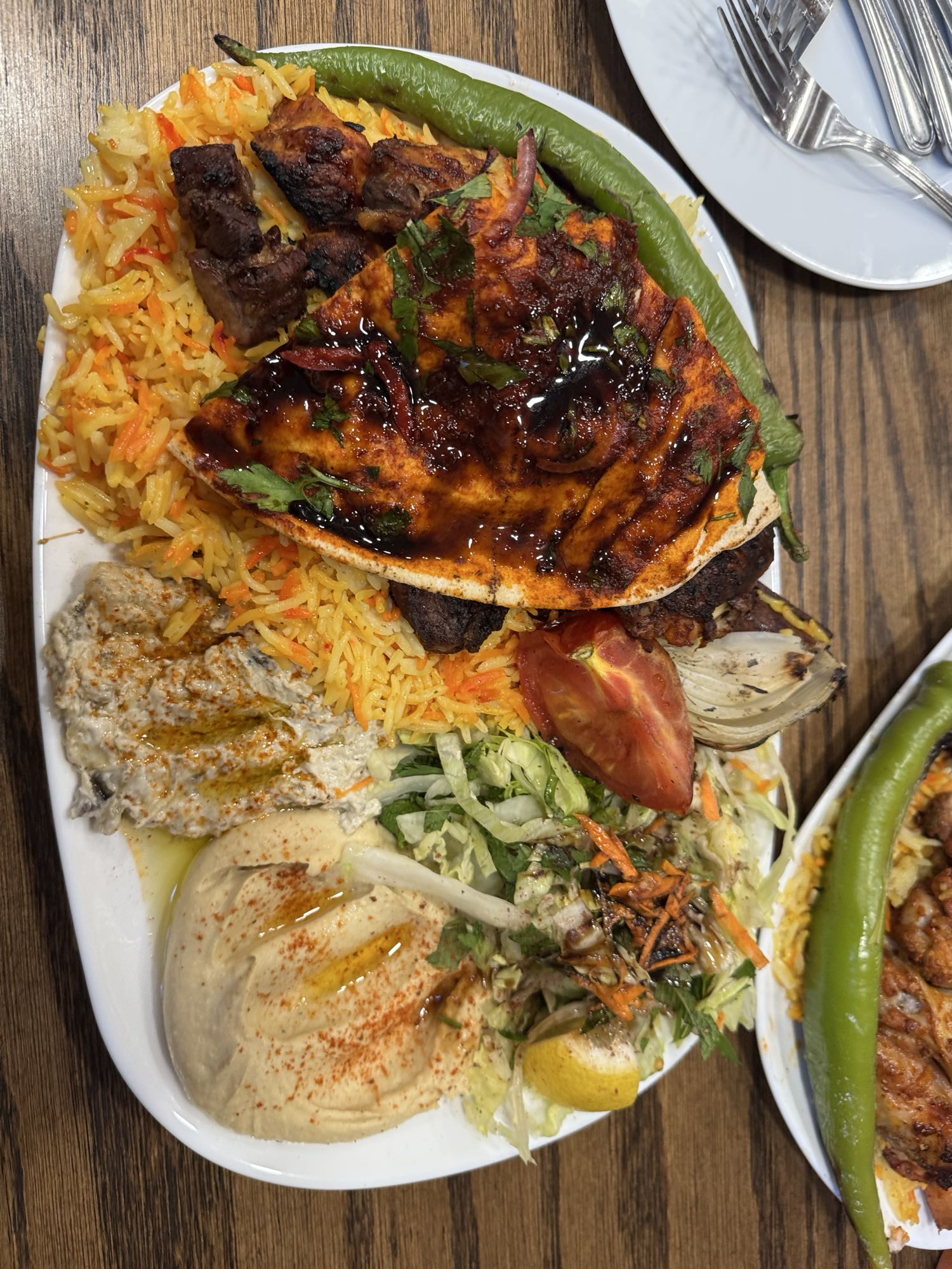 Grillteller mit Hummus