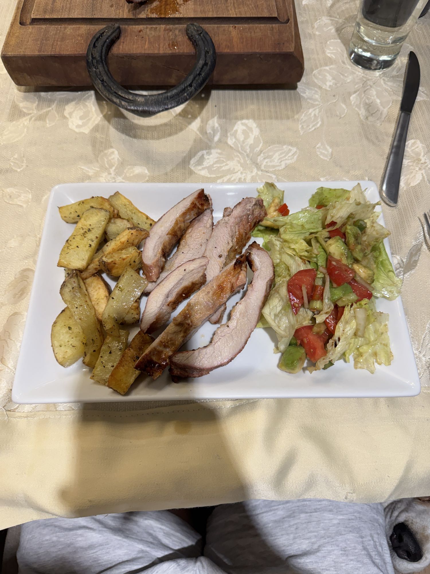 Cerdo con papas y ensalada