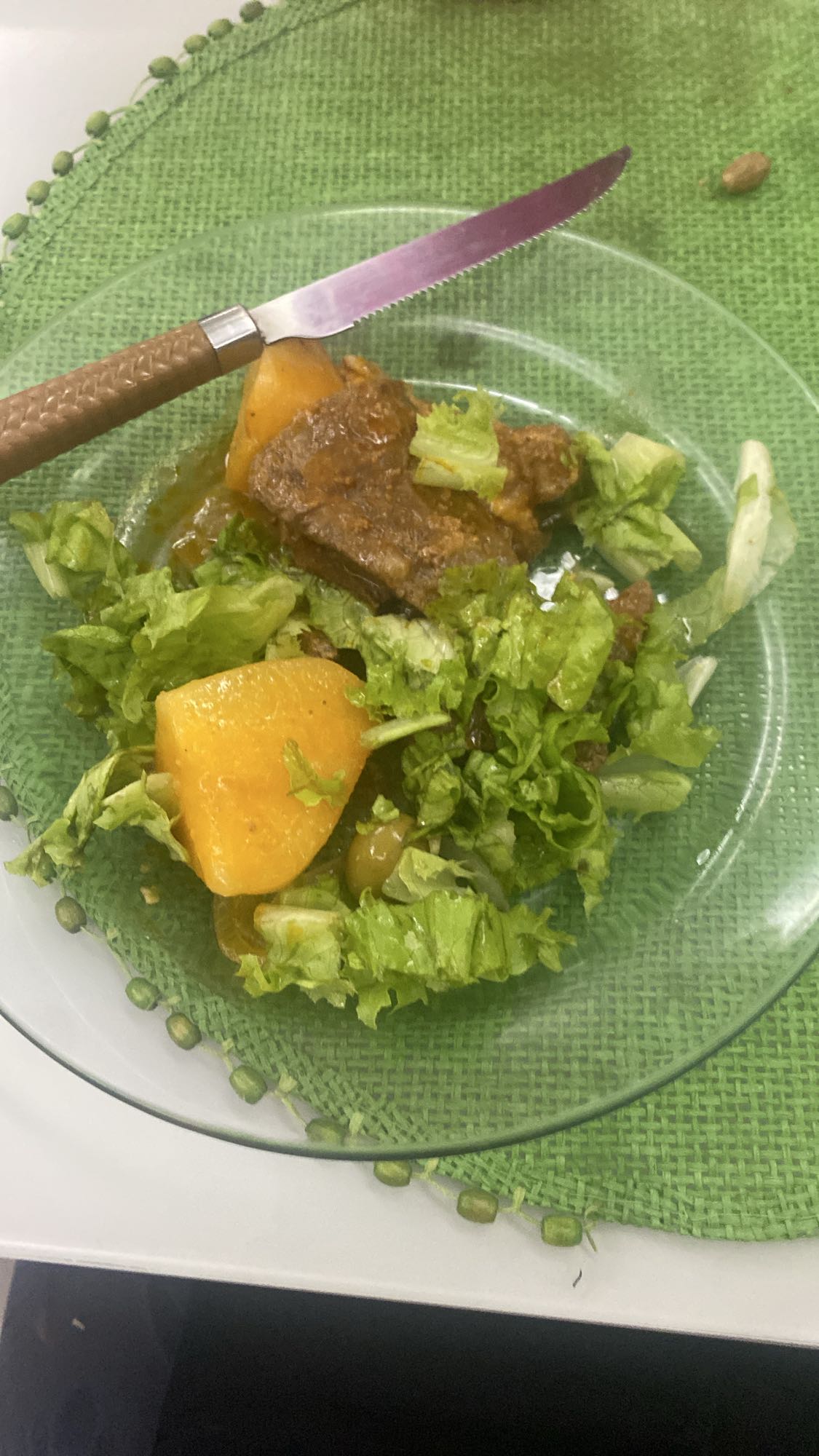 Carne com batata e salada
