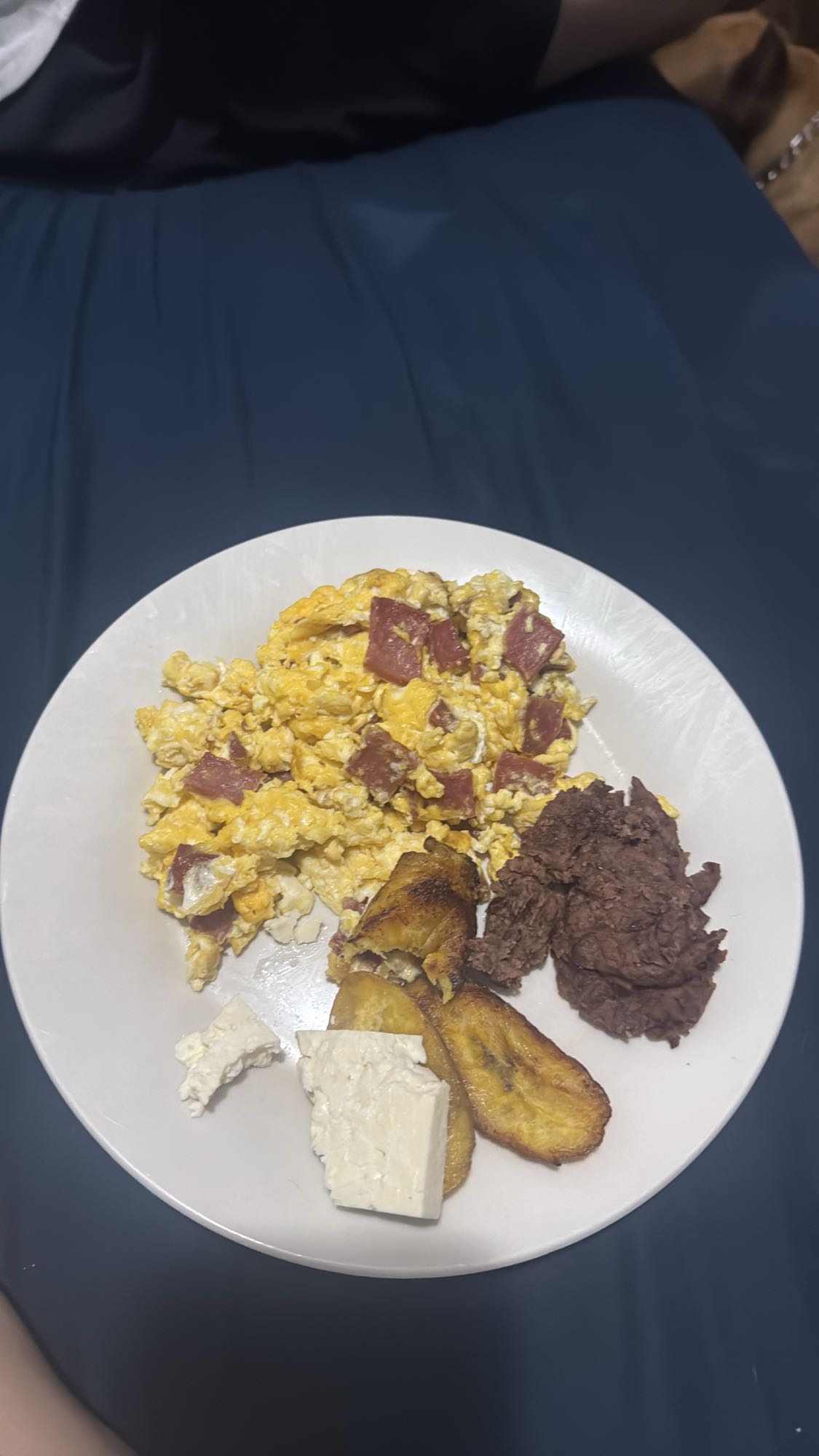 Desayuno típico con plátano