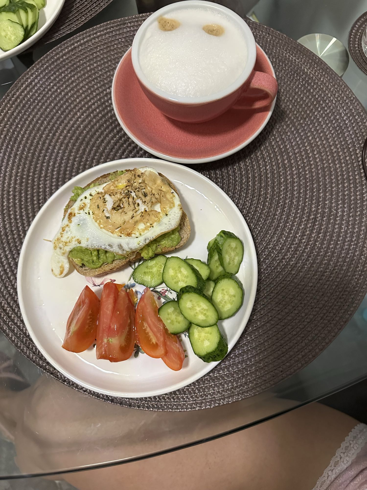 Mic dejun cu ou și legume