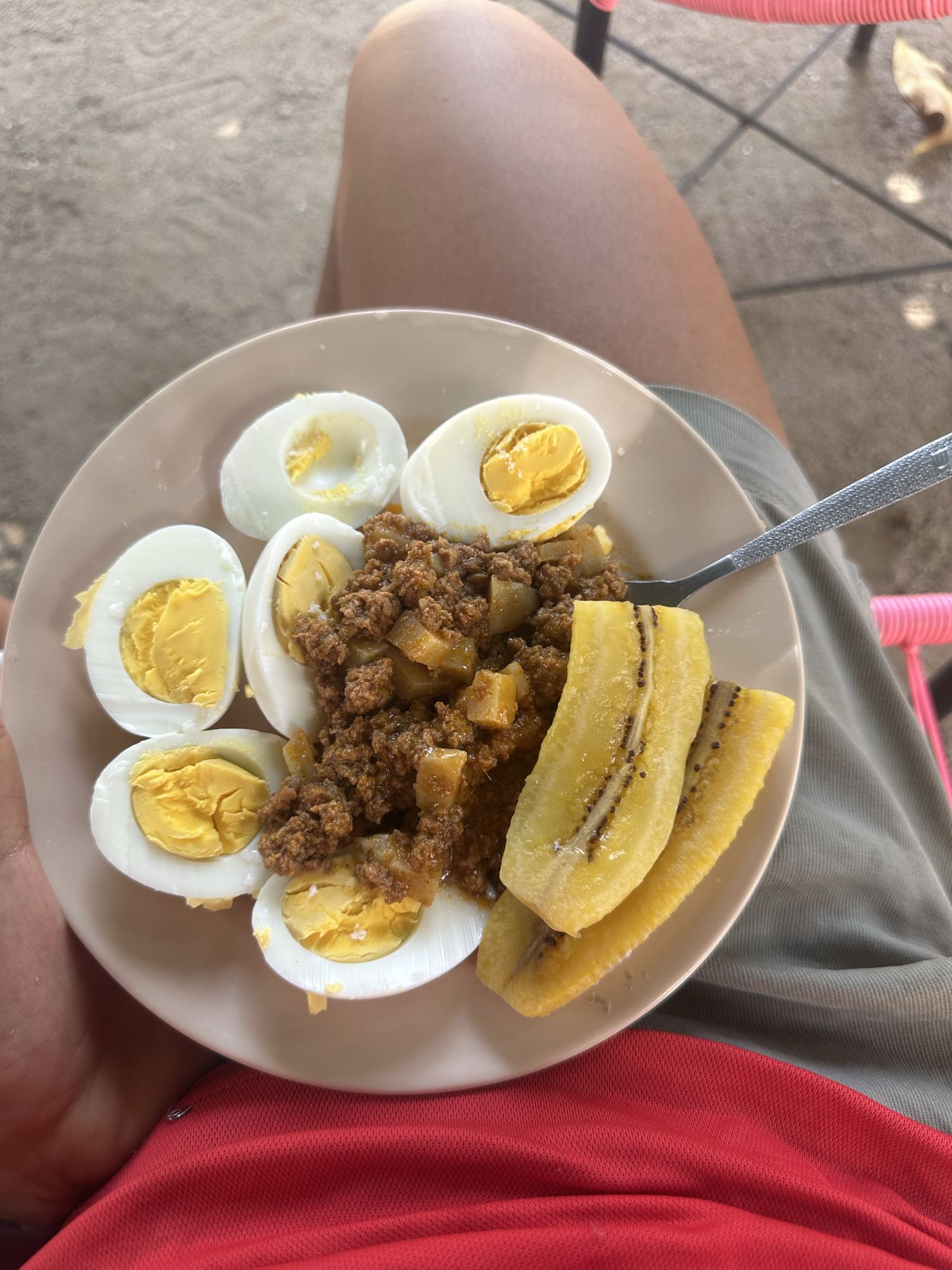 Huevos, carne y plátano