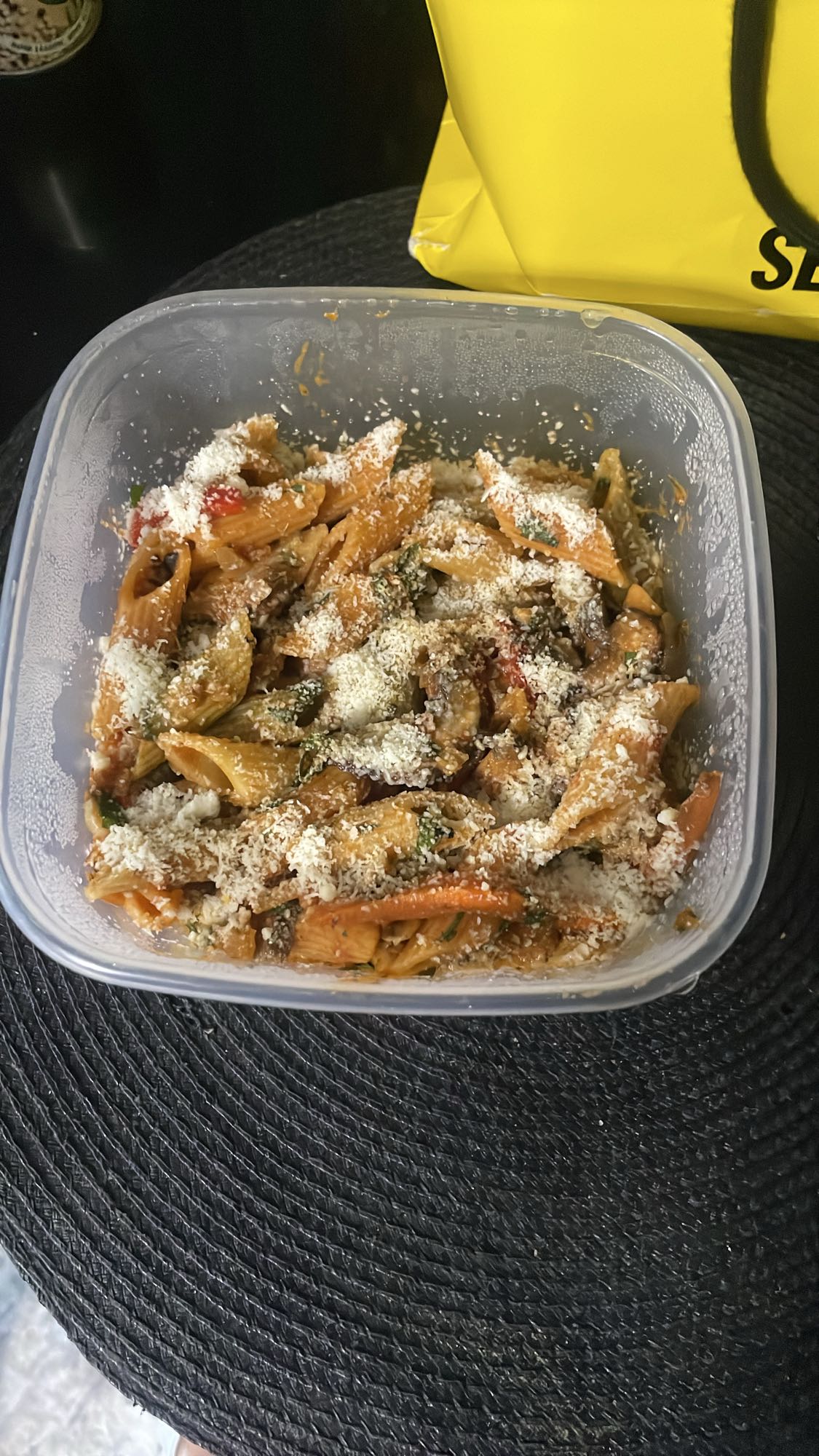 Penne cu sos roșu și parmezan