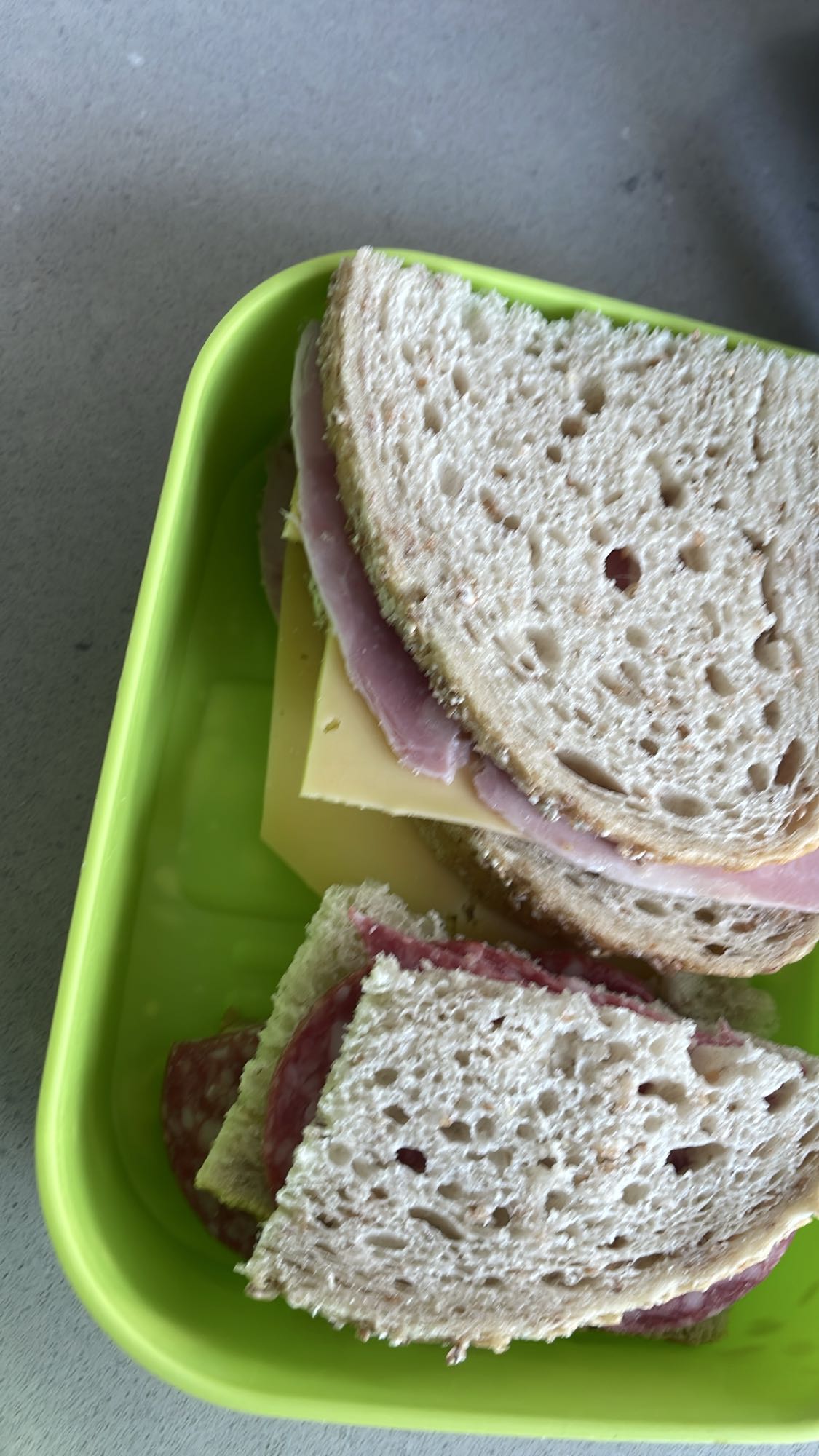 broodjes met vlees en kaas