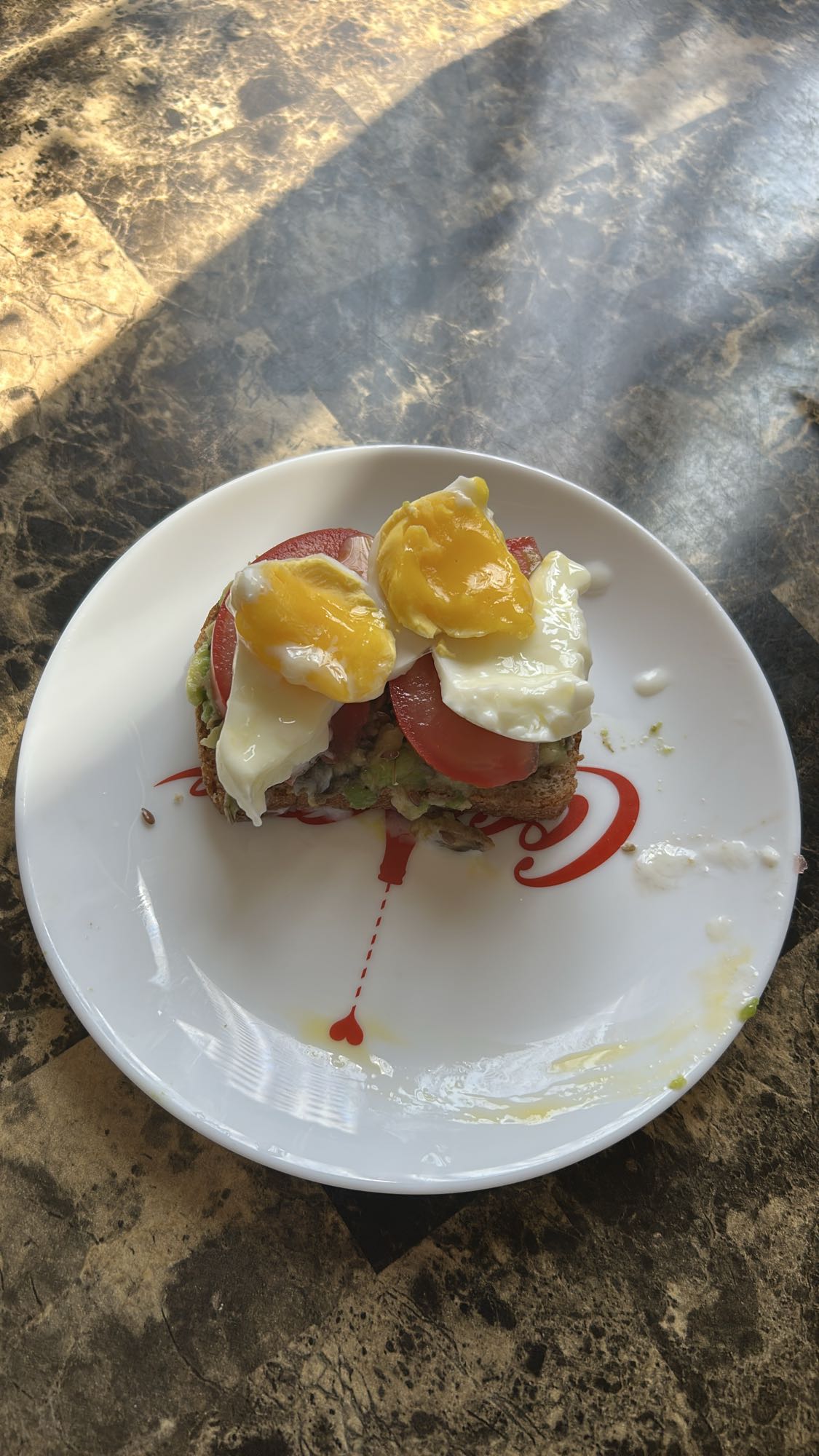 Тост с яйцом и авокадо