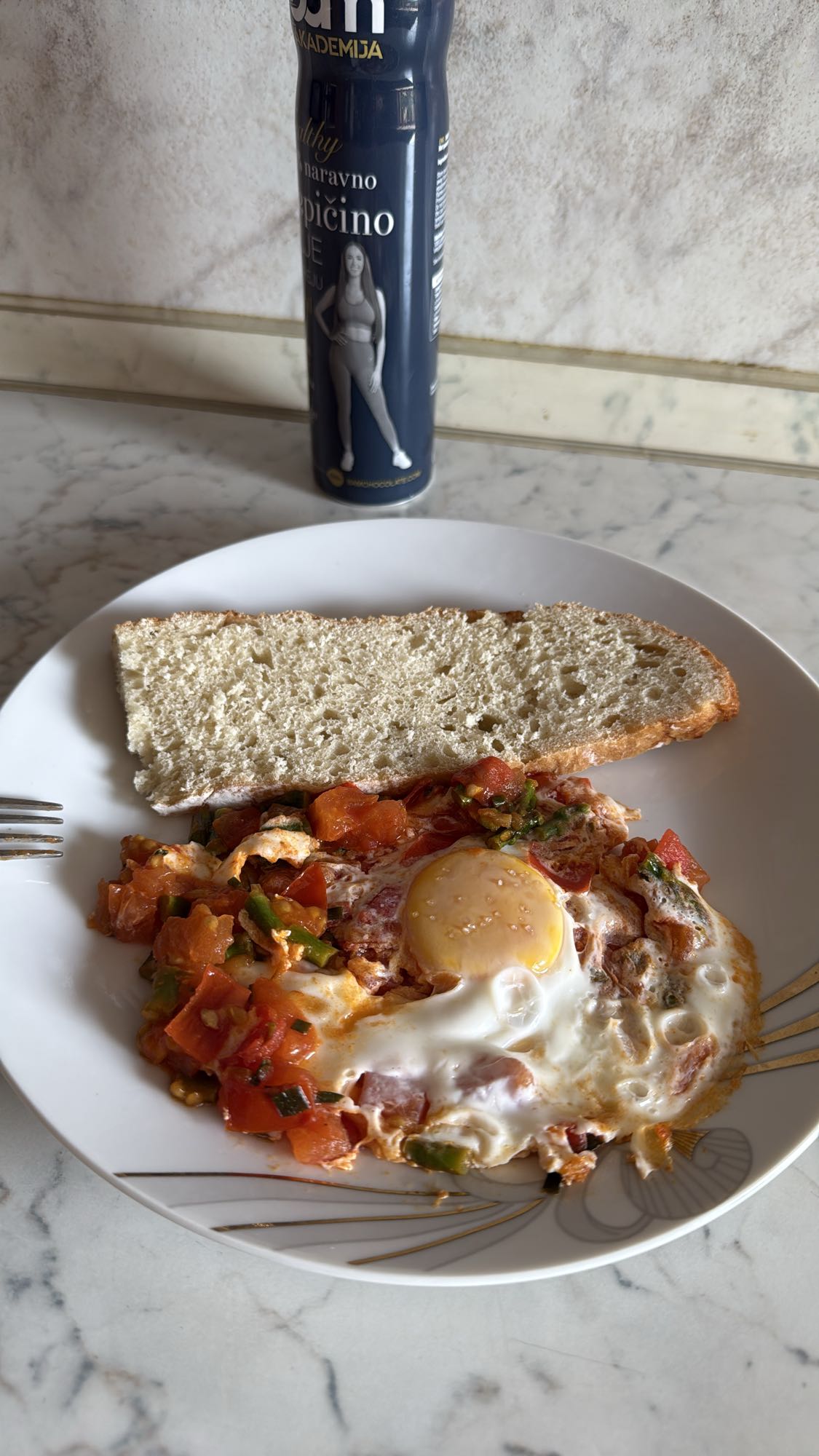 Eggs with veggies & bread