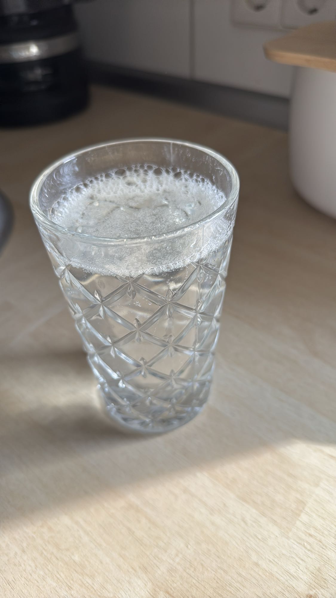 Wasser mit einer ausgepressten Zitrone