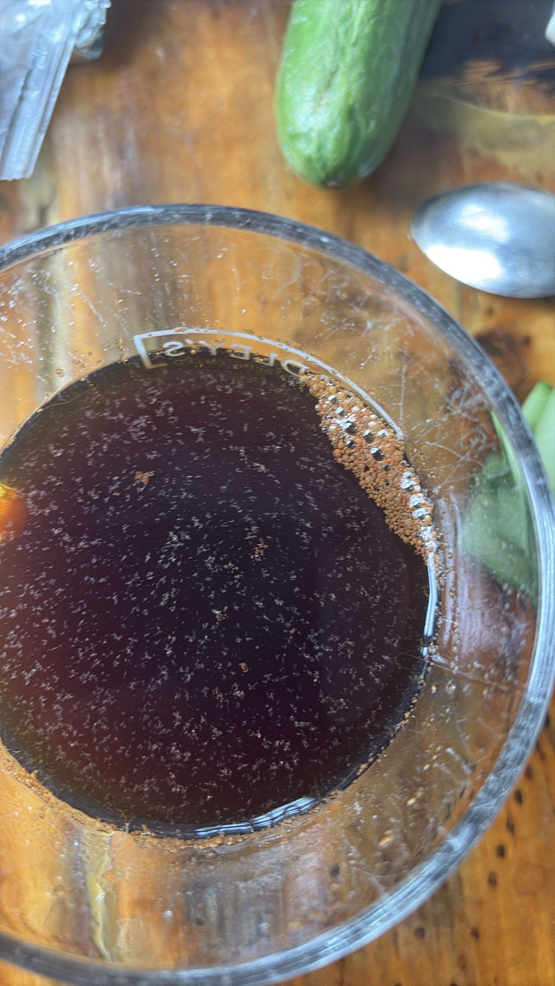 czarna kawa i ogórek