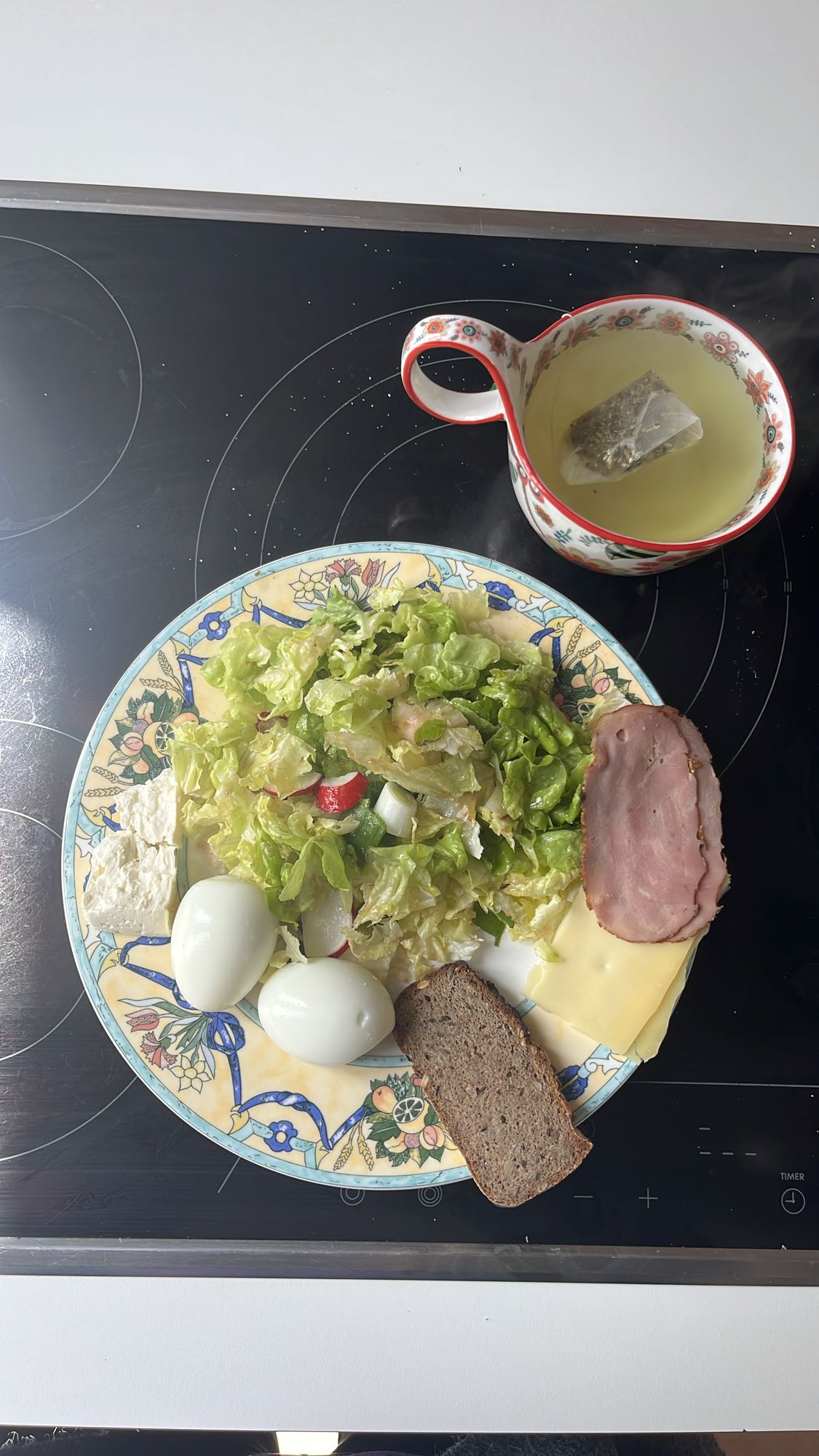 Salat mit Ei und Tee